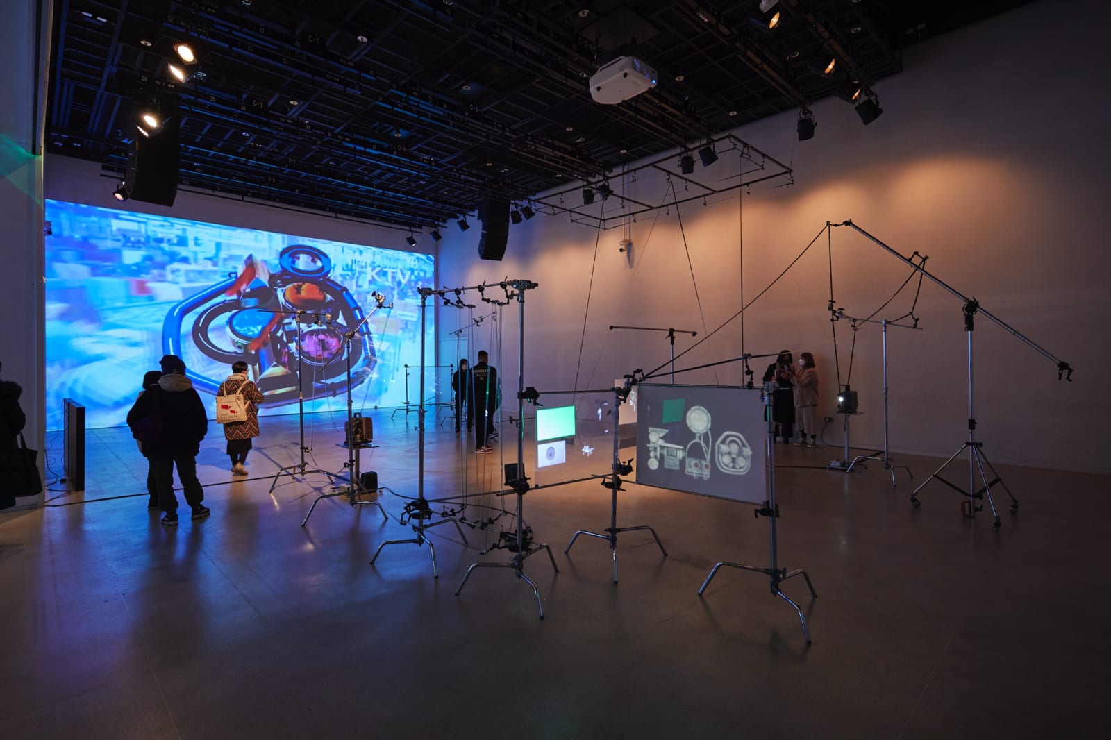 Film Machine_Flip Flap Loco, 2021, 16mm Film Installation, loop, roller, C-stand, hologramscreen