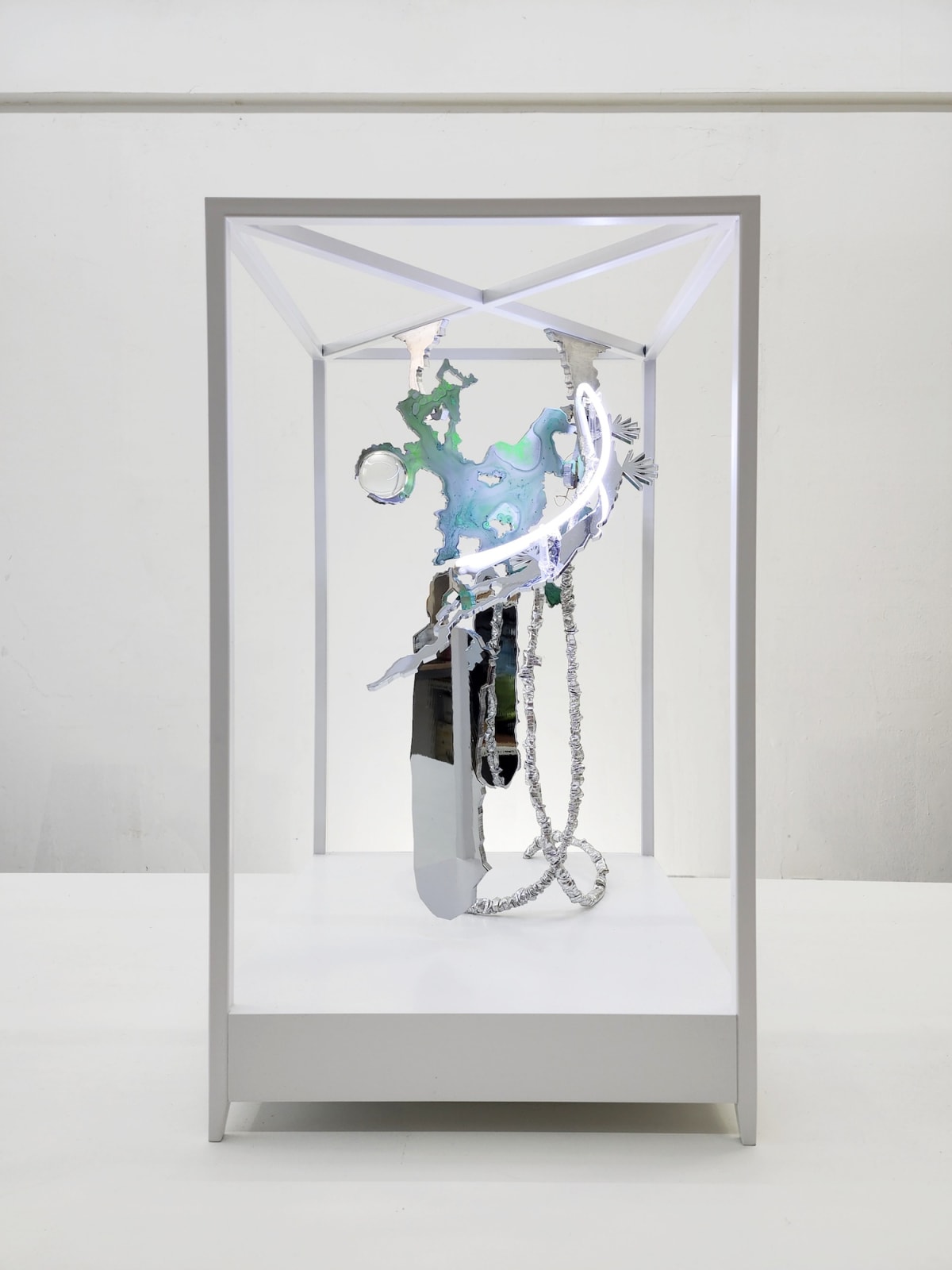 L-F1501, 2022, alumunum, chrome plating, neon, frame, 40 x 40 x 70 cm