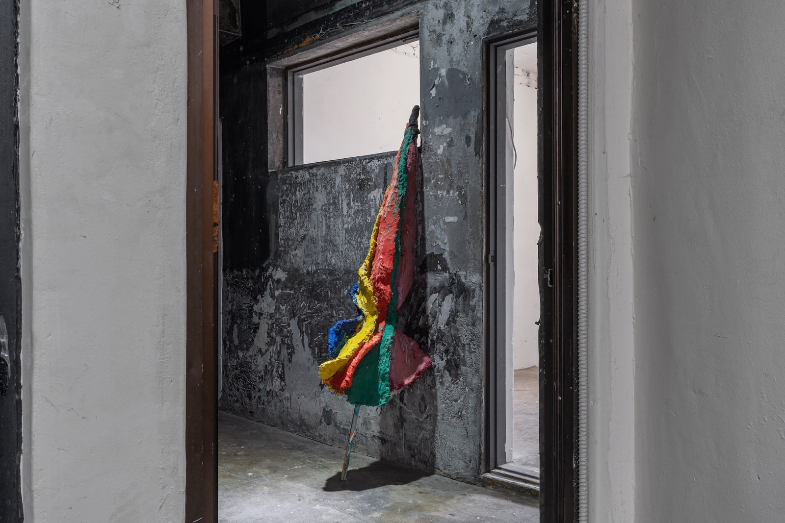 파라솔, 2022, 석고, 안료, 철망, 스틸 파이프, 54 x 128 x 170 cm. Courtesy of Amado Art Space.