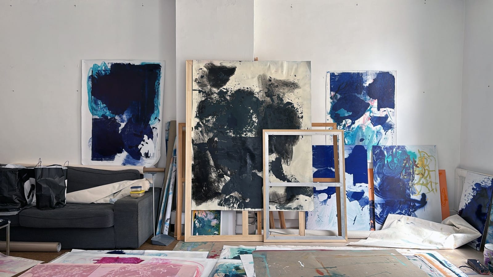 Lieven Deconinck’s studio, 2024: A dynamic space revealing the artist’s process and evolving abstract compositions.