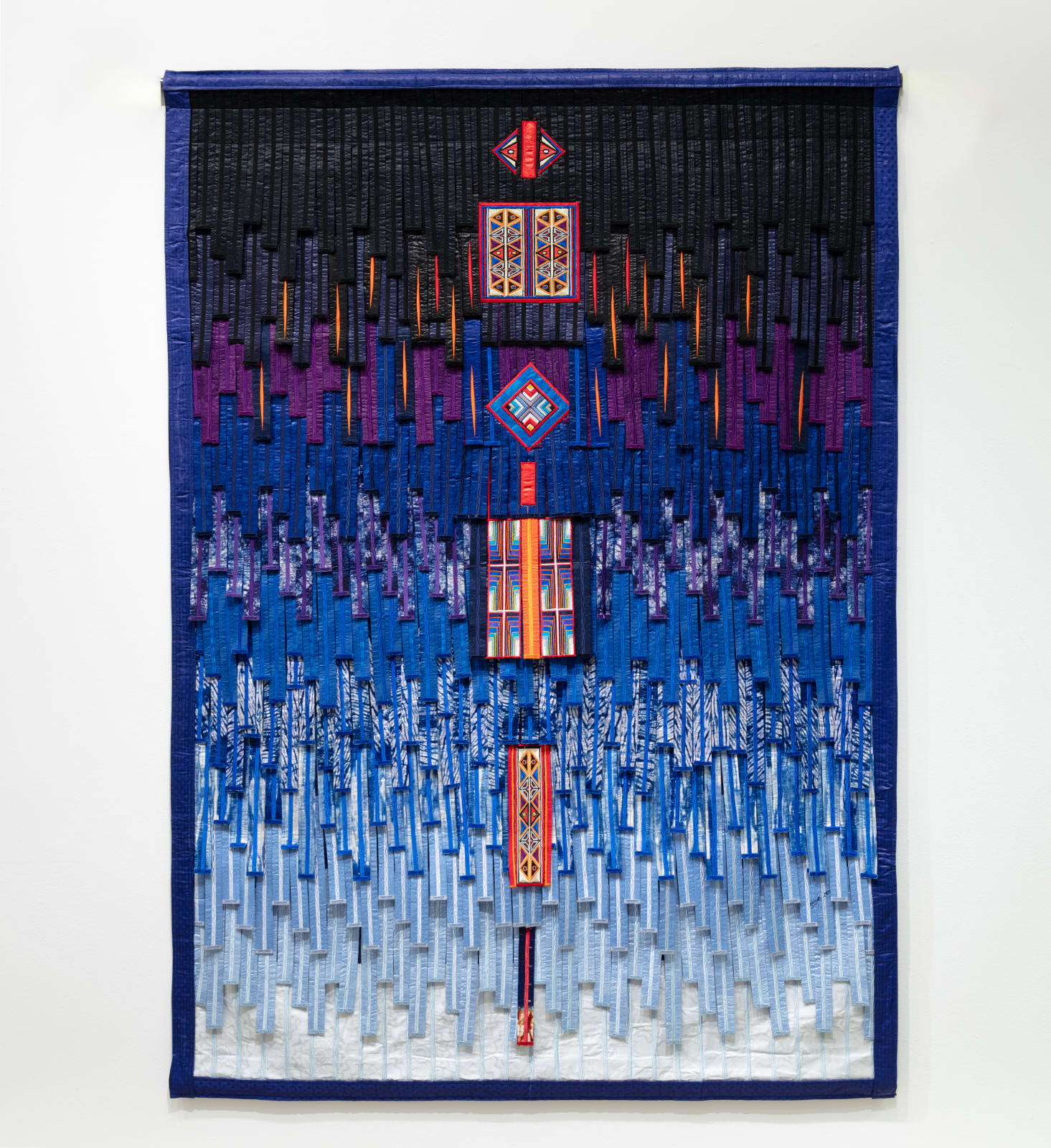 Abdoulaye Konaté, Motif de Cameroun sur fond bleu/violet, 2025, Textile, 210 × 148 cm