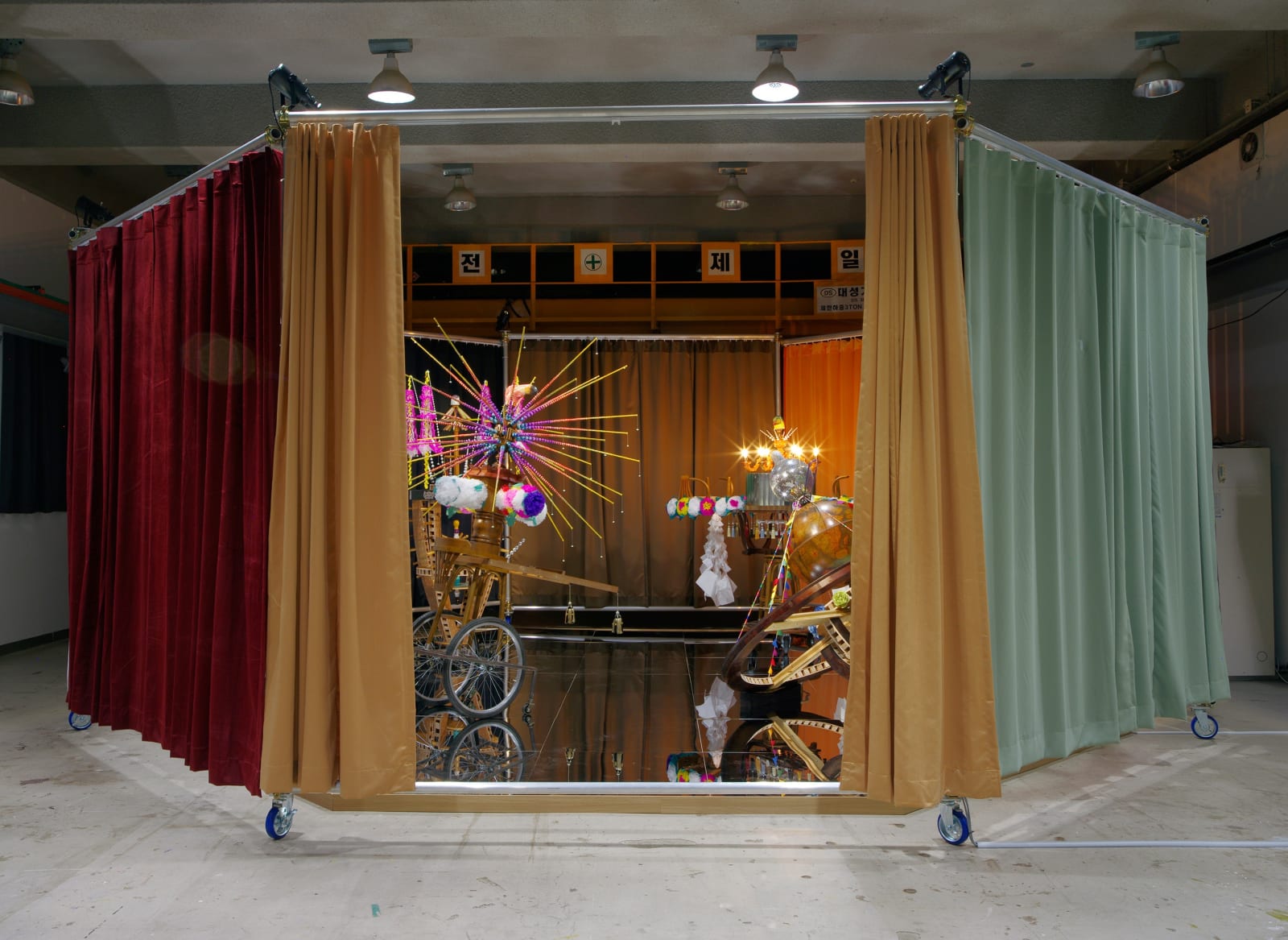 다시락(多侍樂), 2017, 수집된 오브제, 세라믹, 나무에 채색, 바퀴, 조명, 종이꽃 800 x 800 x 350(h) cm, Exhibition view_ 문래예술공장