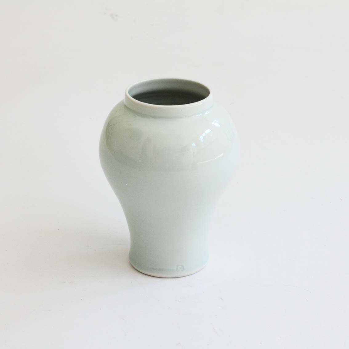 Robyn Hardyman, RH25 large vase in celadon