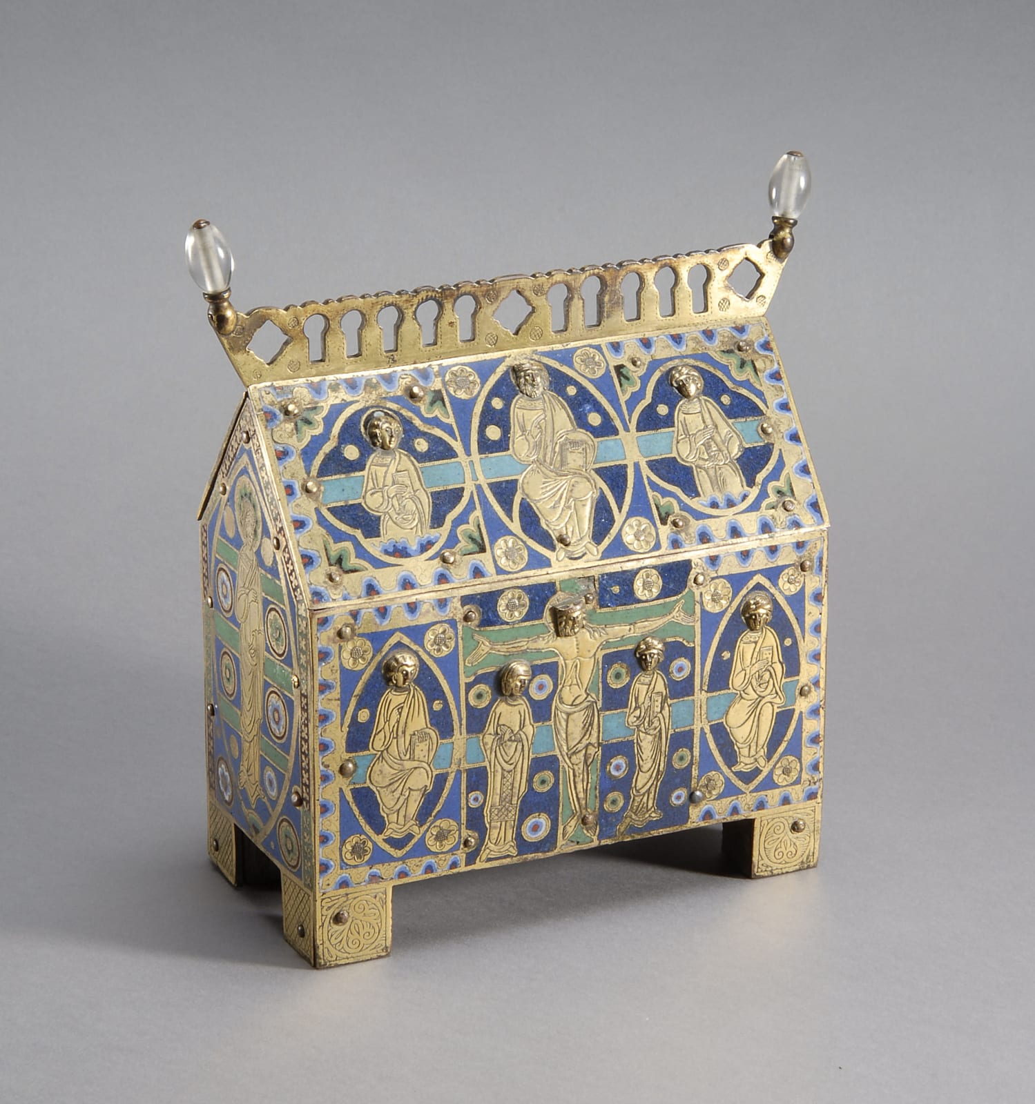 Reliquary châsse with the Crucifixion and Christ in Majesty, French (Limoges), c. 1195-1200, champlevé enamel on copper, engraved and gilded, with applied gilt-copper heads, on a wood (probably oak) core; h. 20.1 cm x l. 15.6 cm x d. 8cm