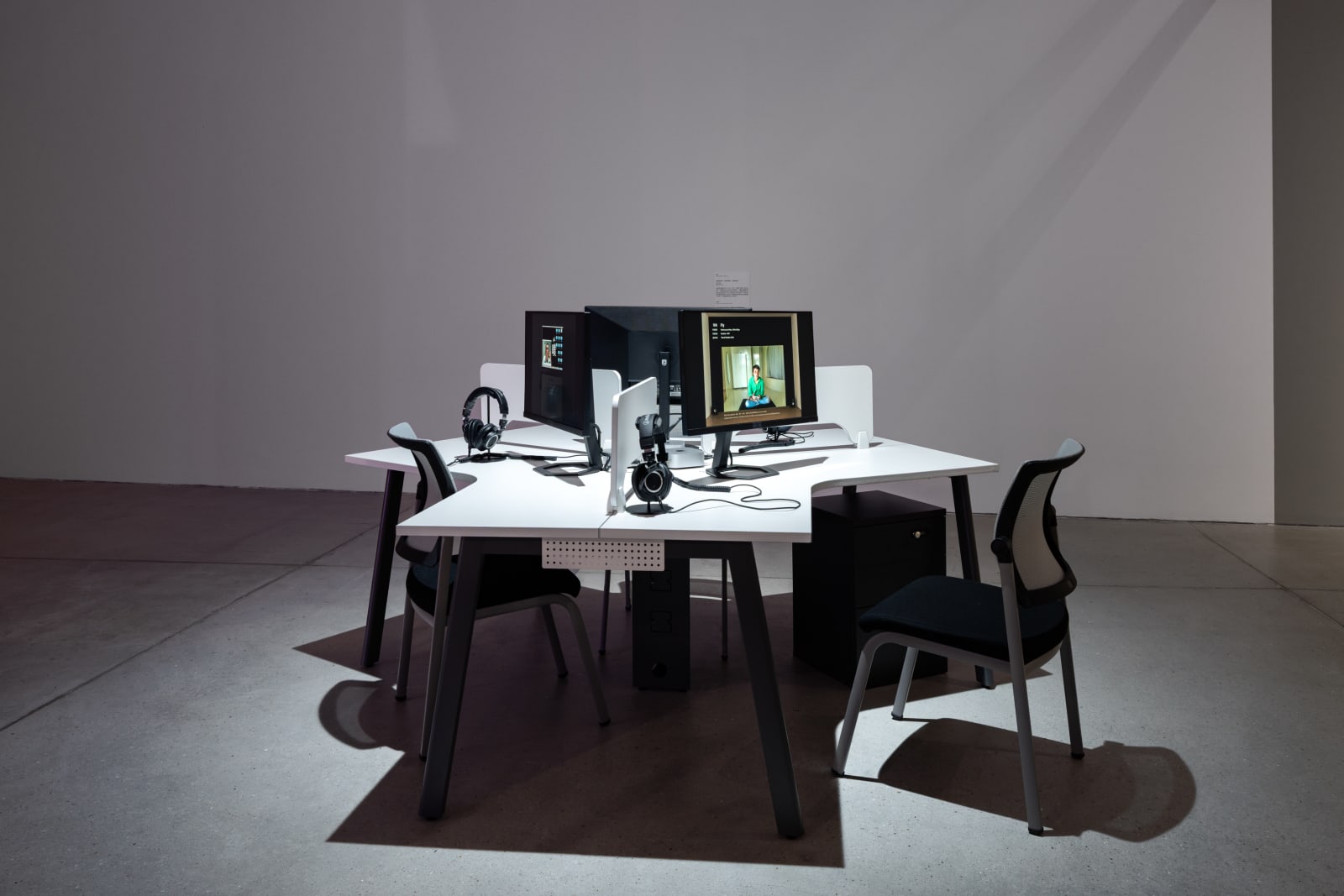 林科作品，「保持在線：雲中遊蕩」展覽場景，大館當代美術館，香港，2025 相片由大館當代美術館提供，攝影：關尚智 Lin Ke's artworks. Exhibition view of Stay Connected: Navigating the Cloud, Tai Kwun Contemporary, Hong Kong, 2025. Courtesy...