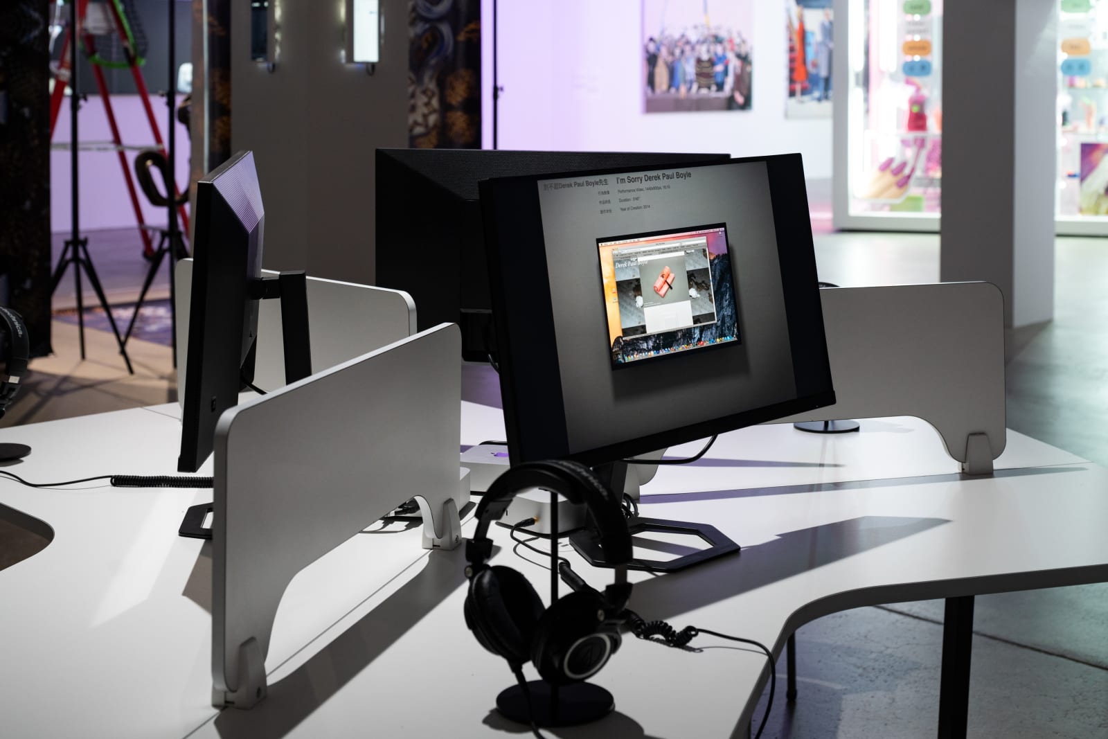 林科作品，「保持在線：雲中遊蕩」展覽場景，大館當代美術館，香港，2025 相片由大館當代美術館提供，攝影：關尚智 Lin Ke's artworks. Exhibition view of Stay Connected: Navigating the Cloud, Tai Kwun Contemporary, Hong Kong, 2025. Courtesy...