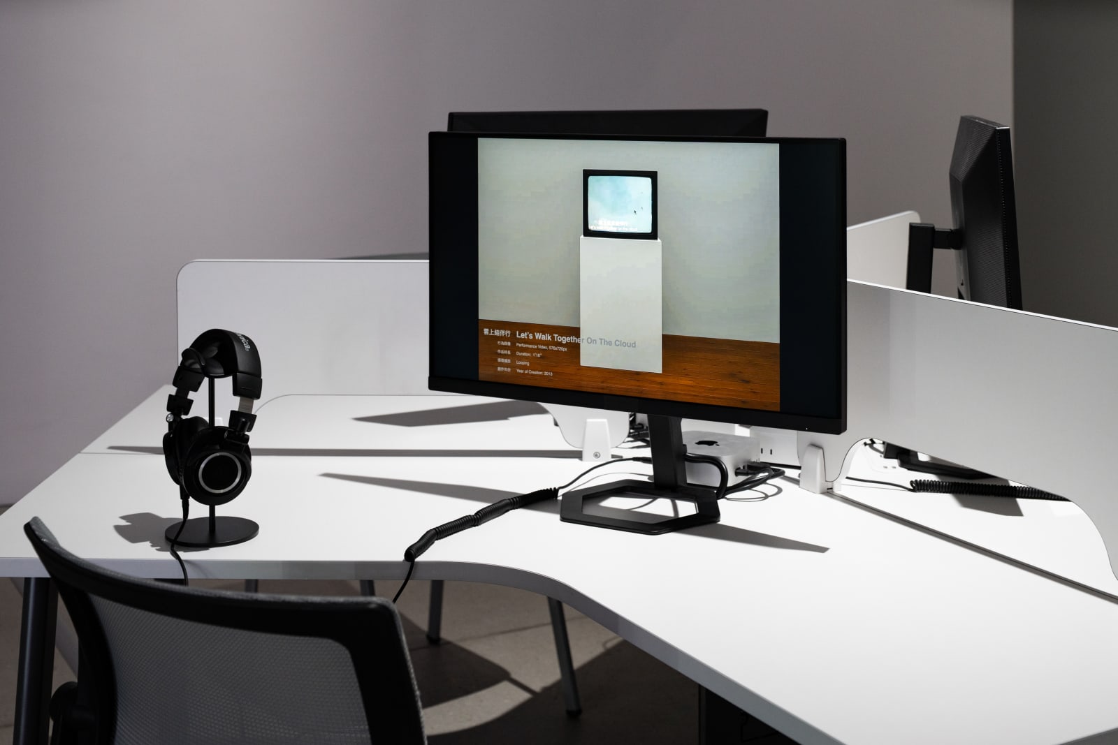 林科作品，「保持在線：雲中遊蕩」展覽場景，大館當代美術館，香港，2025 相片由大館當代美術館提供，攝影：關尚智 Lin Ke's artworks. Exhibition view of Stay Connected: Navigating the Cloud, Tai Kwun Contemporary, Hong Kong, 2025. Courtesy...