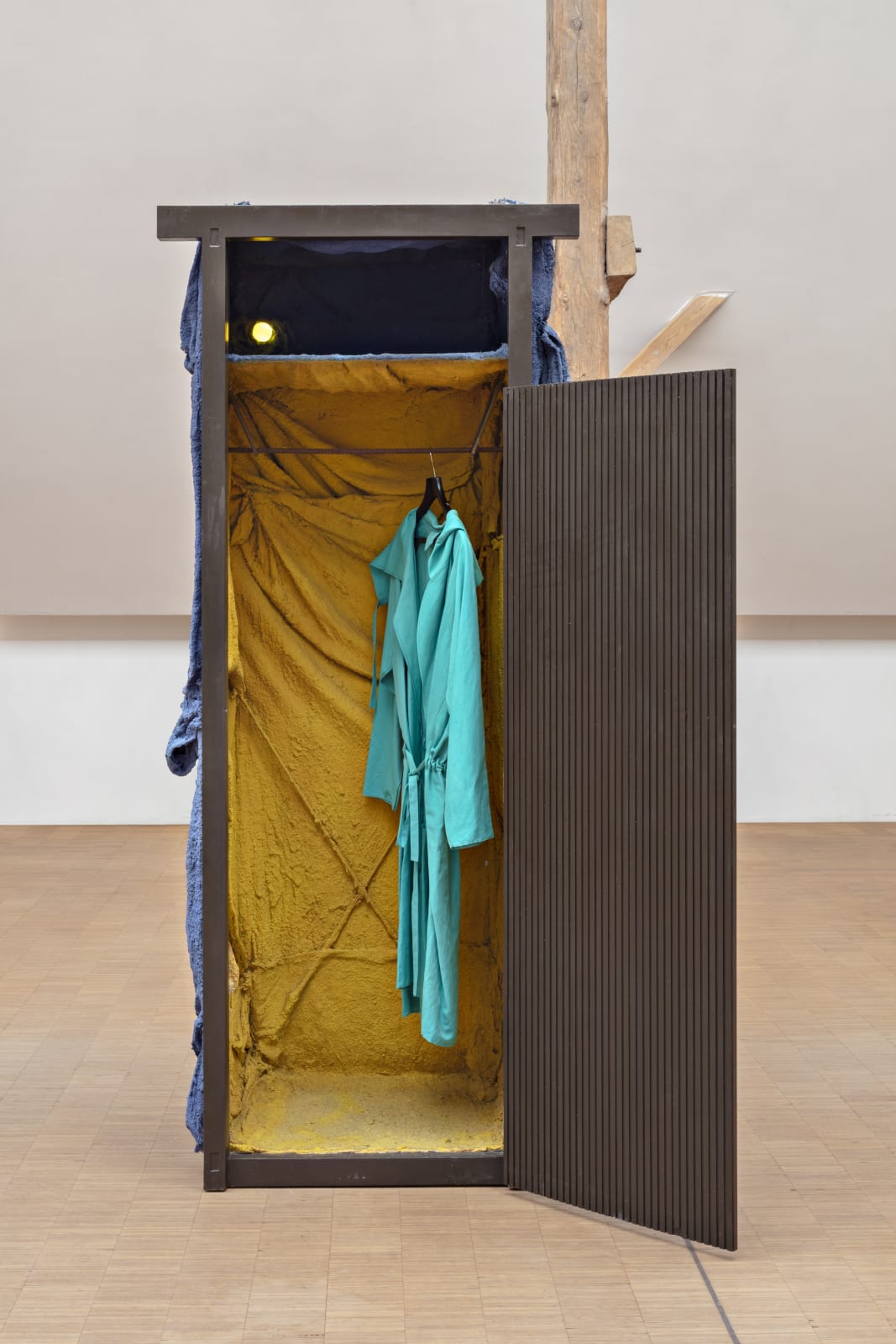 Installation view, FOS, D@ swE”t lU”k (artificial boundaries) spE”lIN, 2018, (Denne Nye Verden – Overvejende Tekstil, Lundsgaard Gods, 2025. Photo: Dorte Krogh