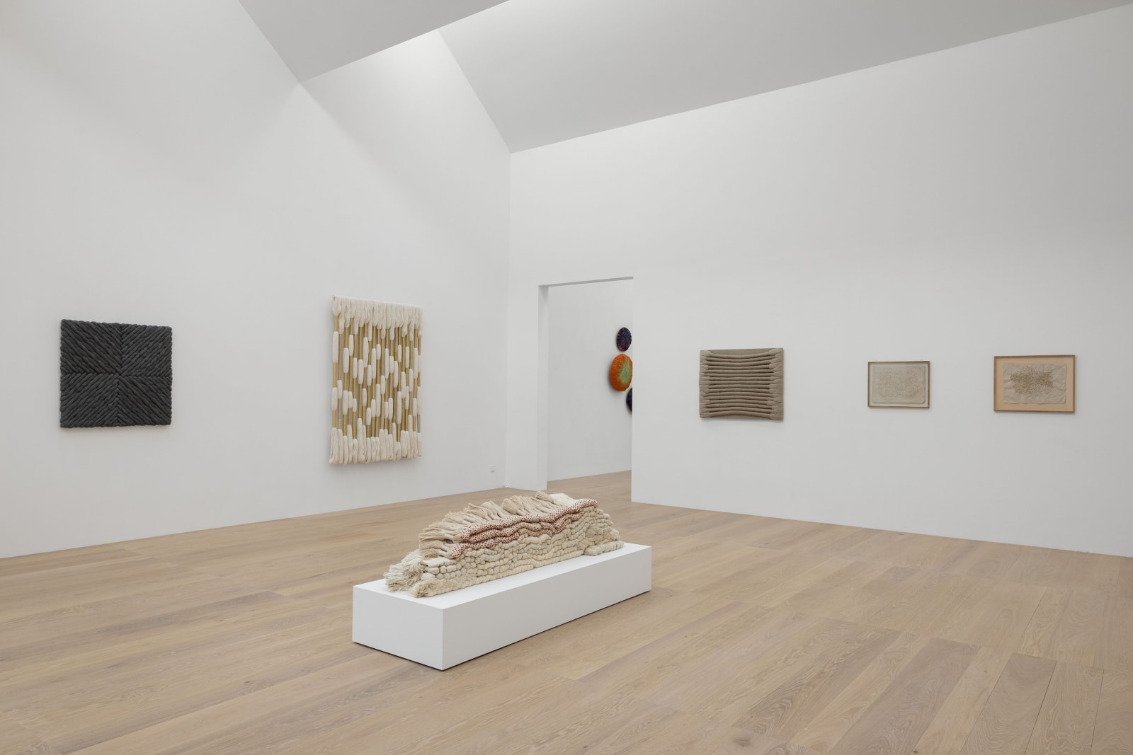 Ausstellungsansicht/Exhibition View SHEILA HICKS 2024 © Josef Albers Museum Quadrat Bottrop, Foto: Philipp Ottendörfer