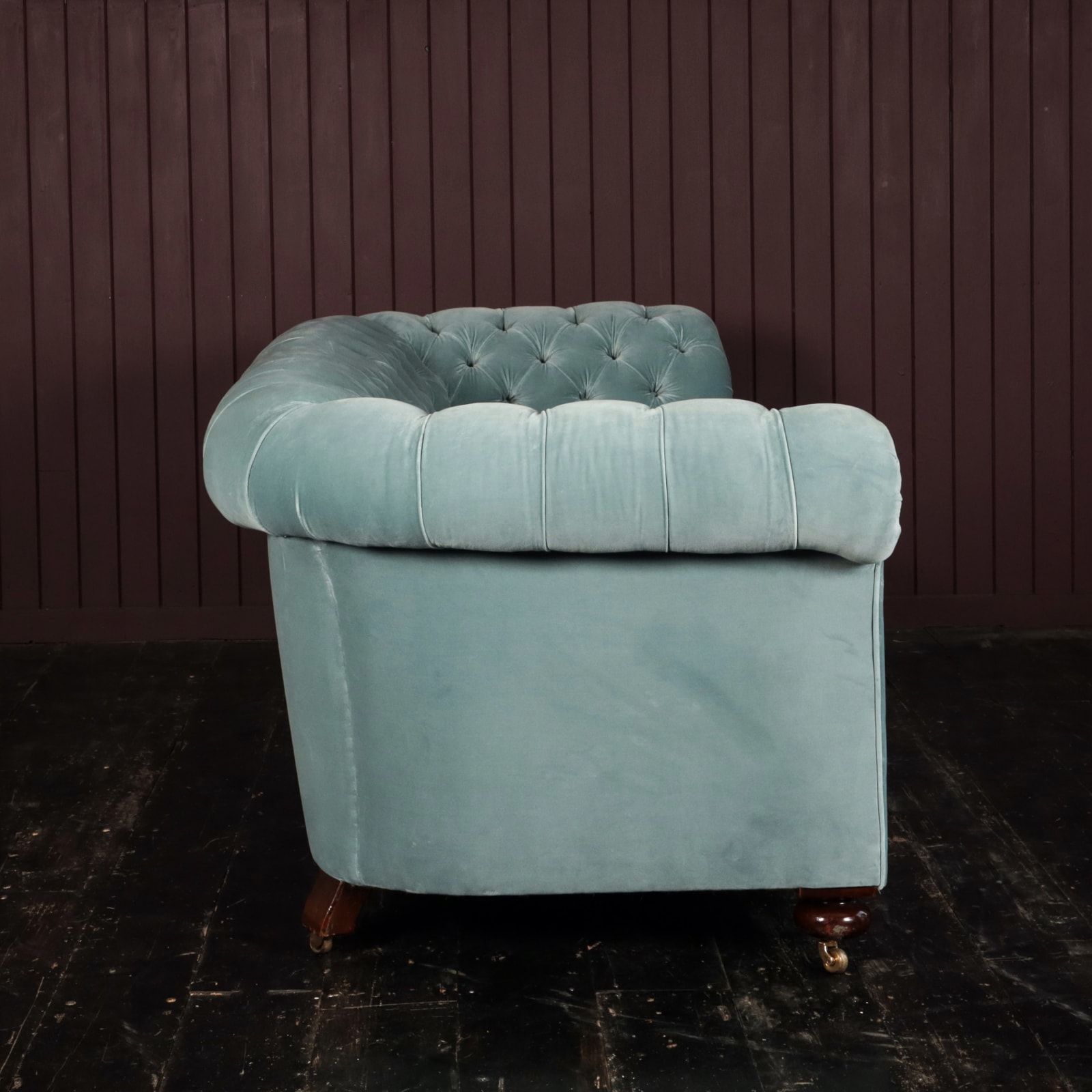 19TH CENTURY ROBERT STRAHAN & CO. CHESTERFIELD SOFA