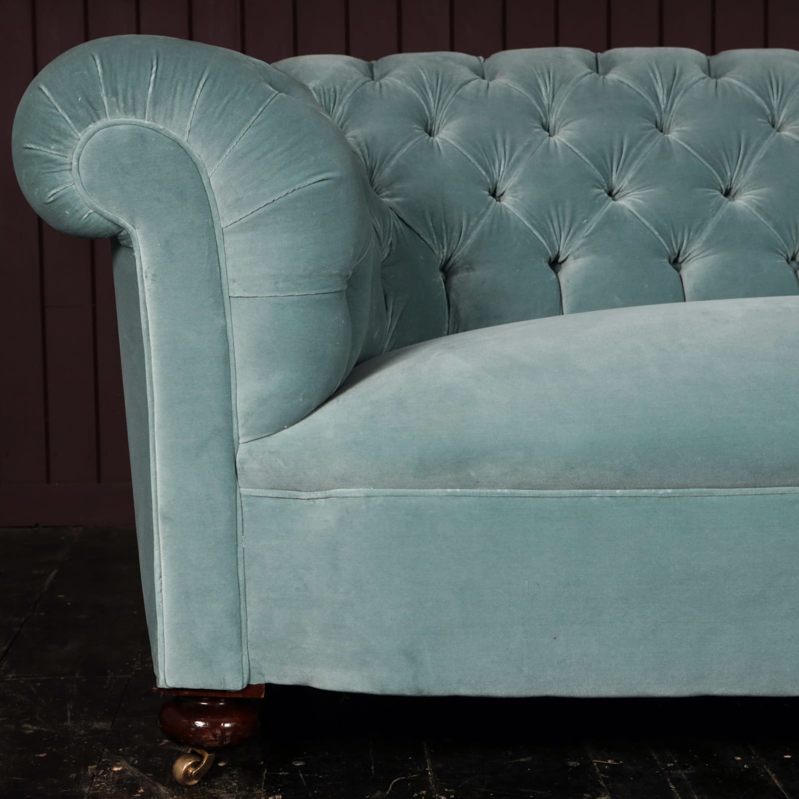 19TH CENTURY ROBERT STRAHAN & CO. CHESTERFIELD SOFA