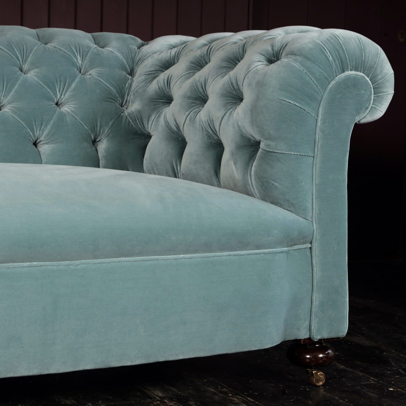 19TH CENTURY ROBERT STRAHAN & CO. CHESTERFIELD SOFA