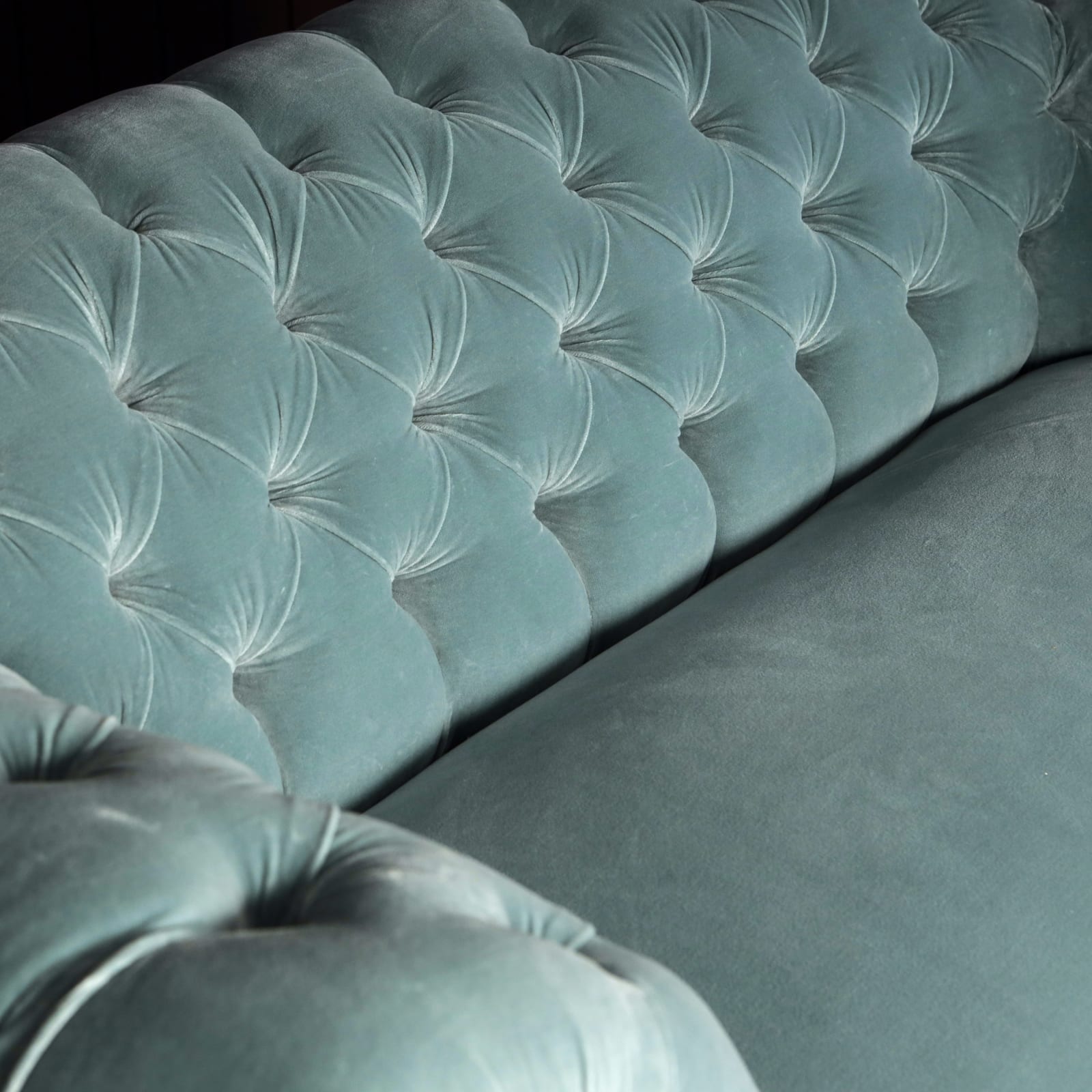 19TH CENTURY ROBERT STRAHAN & CO. CHESTERFIELD SOFA