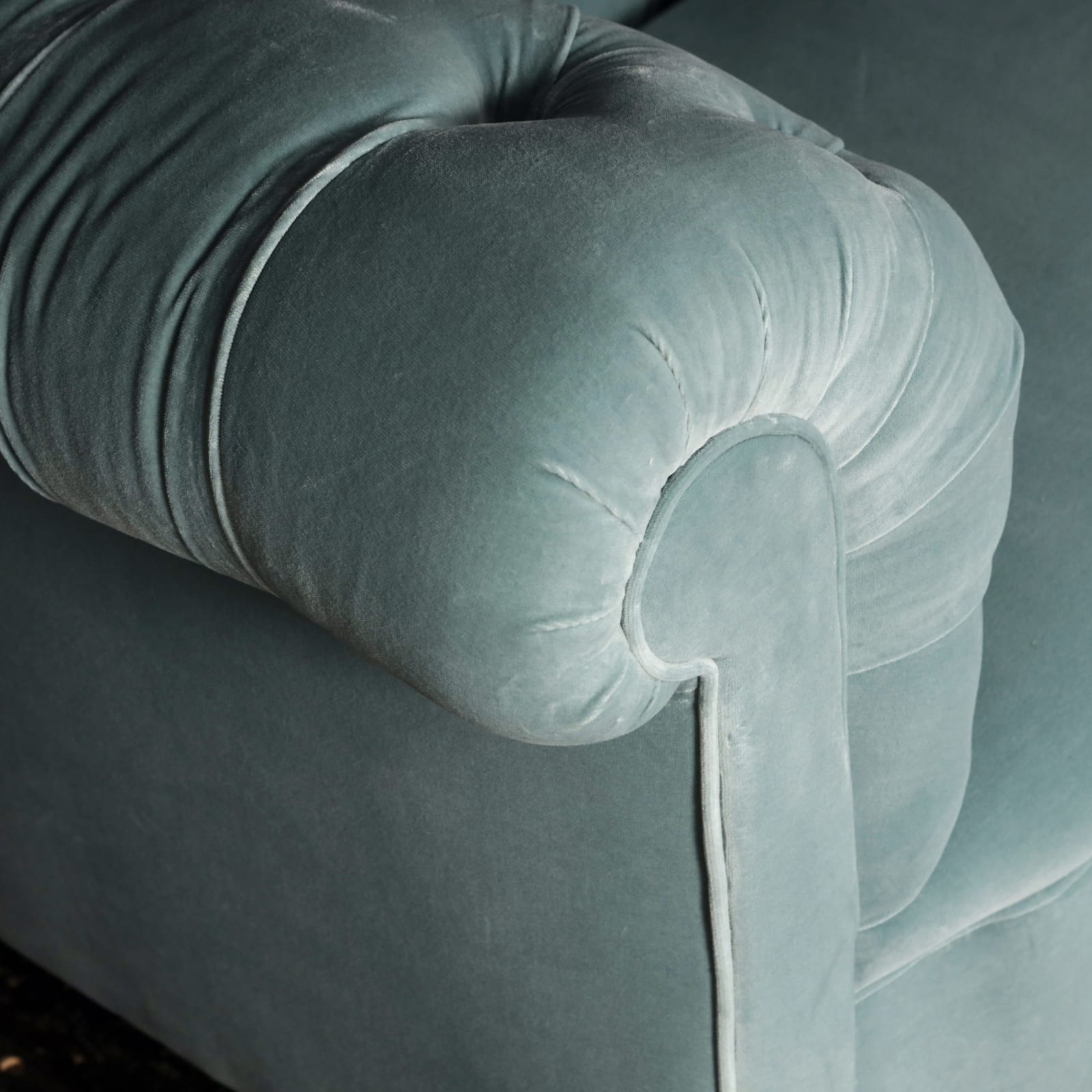 19TH CENTURY ROBERT STRAHAN & CO. CHESTERFIELD SOFA