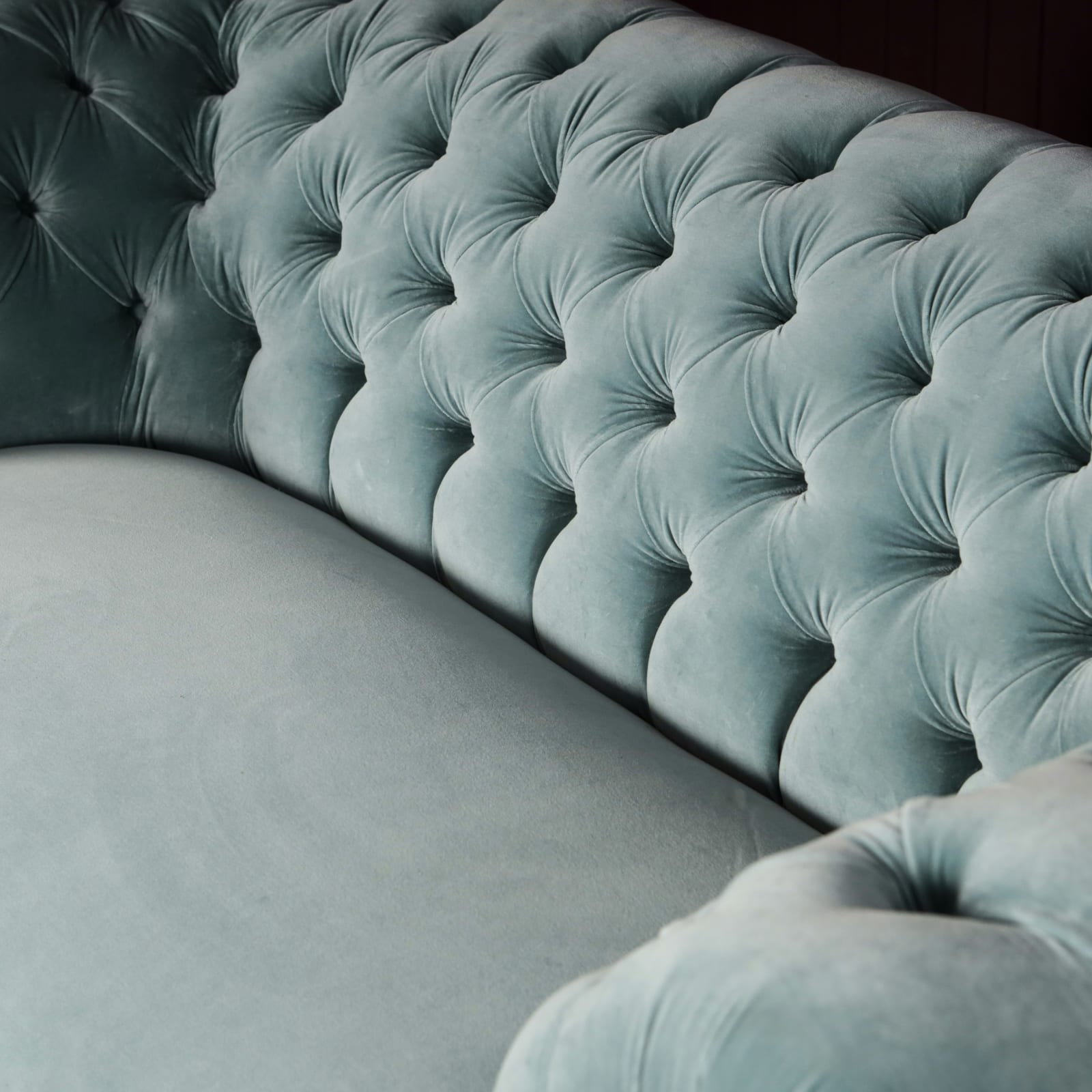 19TH CENTURY ROBERT STRAHAN & CO. CHESTERFIELD SOFA