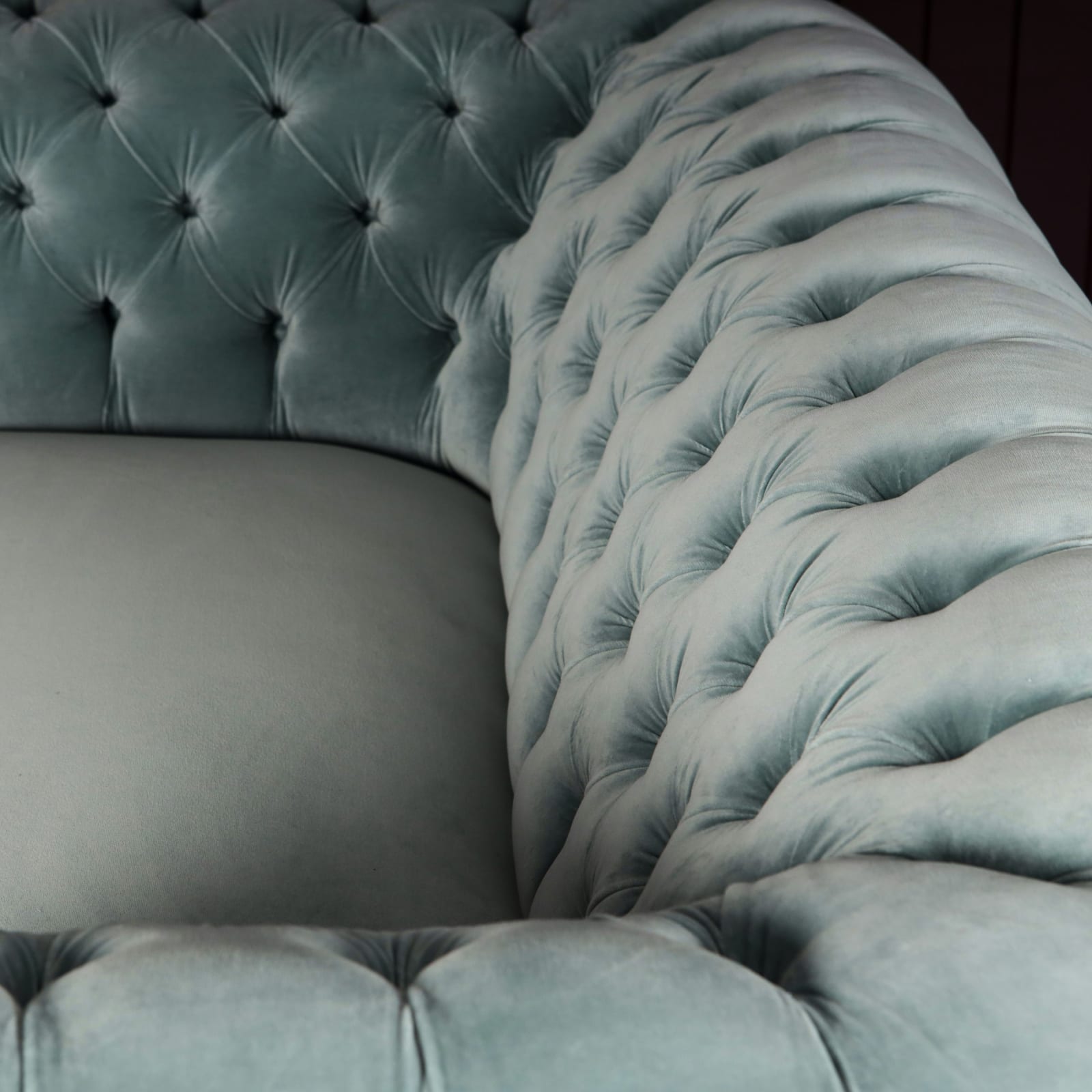 19TH CENTURY ROBERT STRAHAN & CO. CHESTERFIELD SOFA