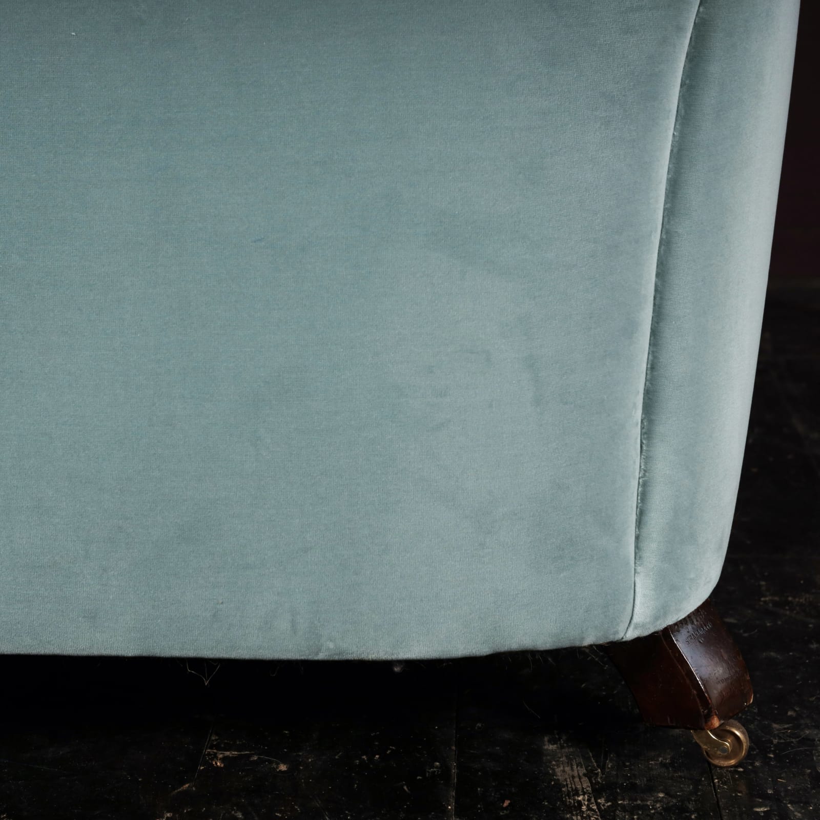 19TH CENTURY ROBERT STRAHAN & CO. CHESTERFIELD SOFA