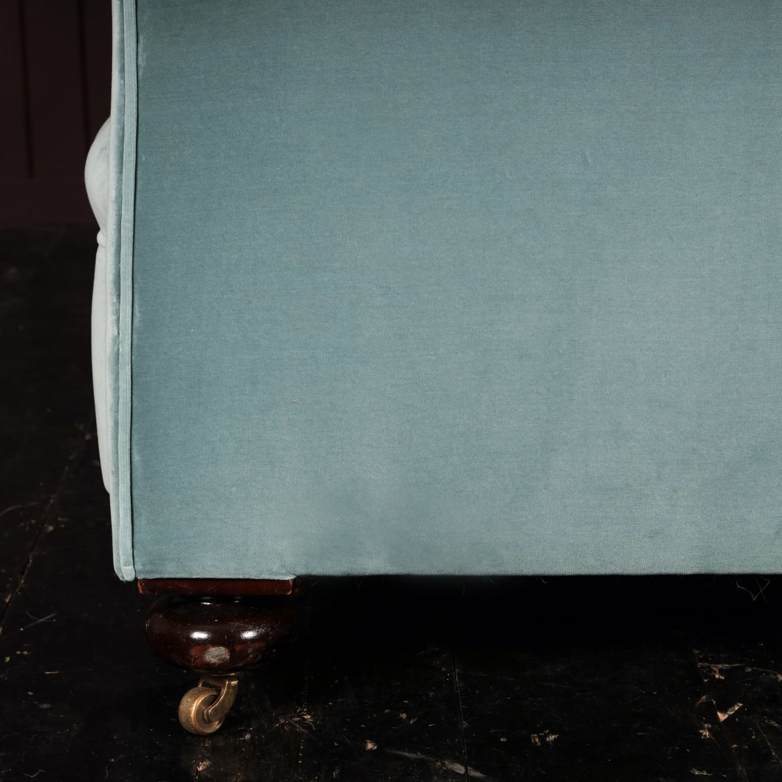 19TH CENTURY ROBERT STRAHAN & CO. CHESTERFIELD SOFA