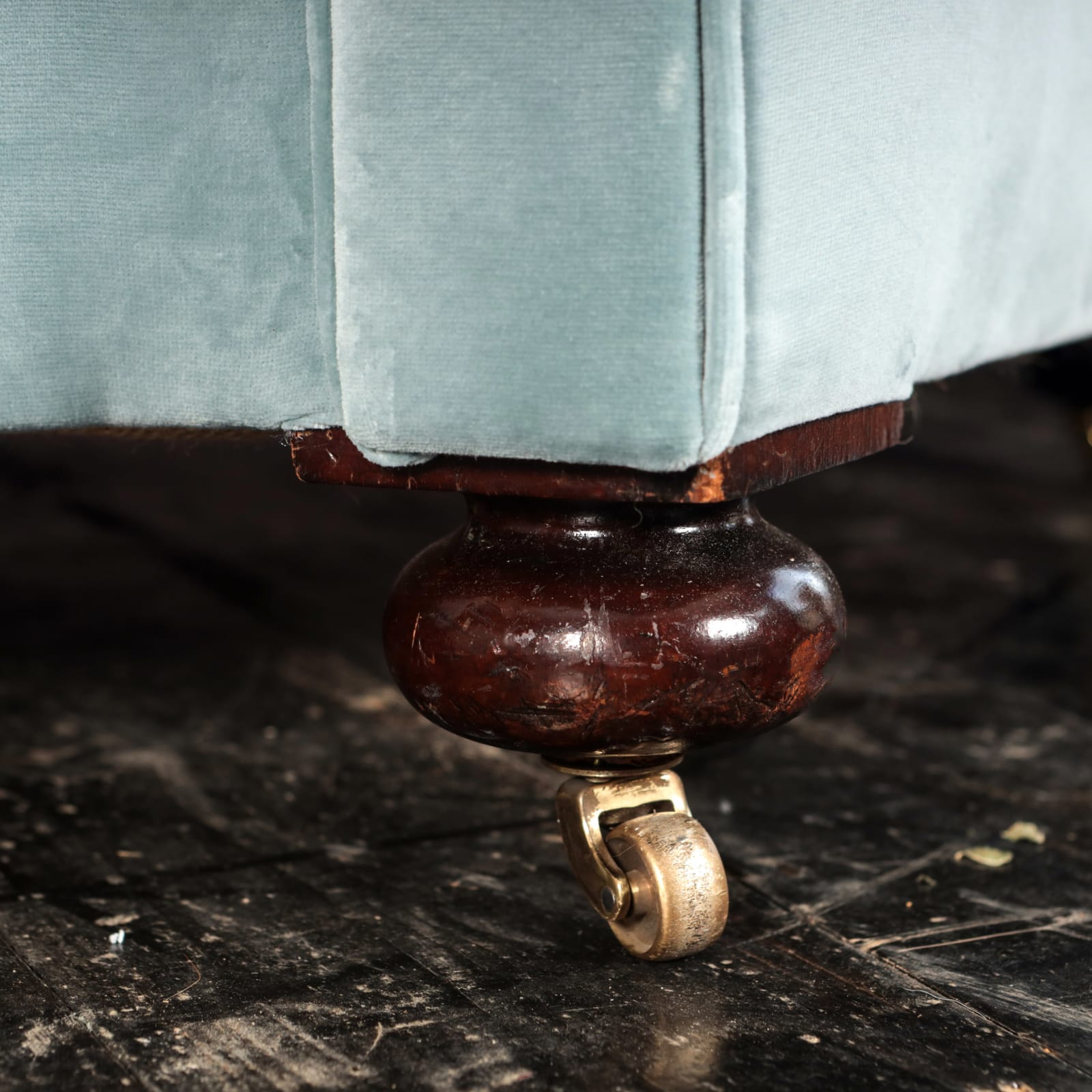 19TH CENTURY ROBERT STRAHAN & CO. CHESTERFIELD SOFA