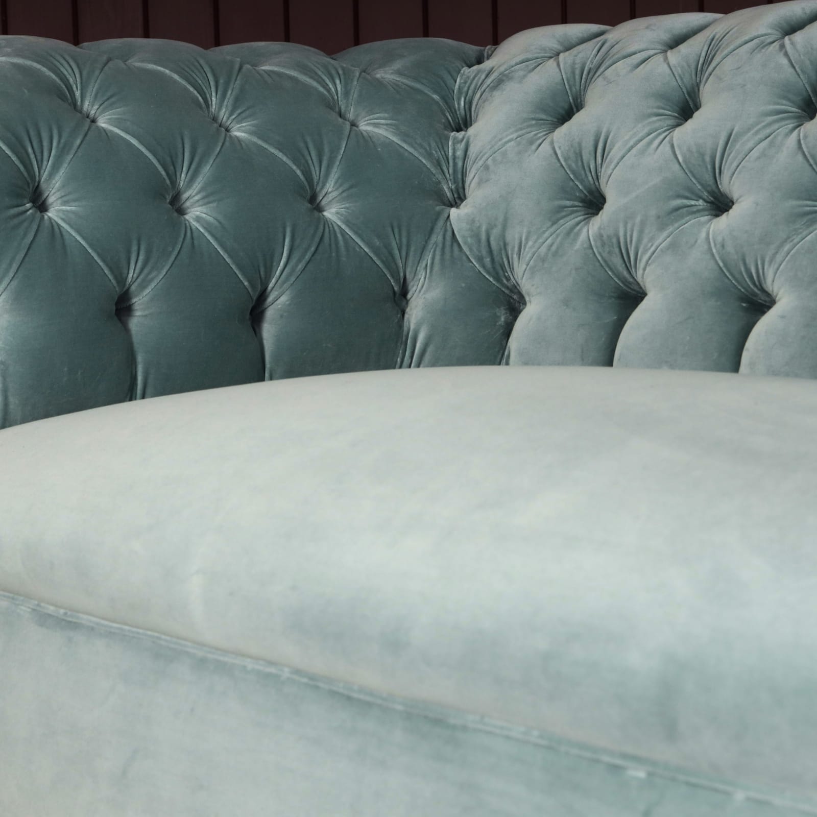 19TH CENTURY ROBERT STRAHAN & CO. CHESTERFIELD SOFA