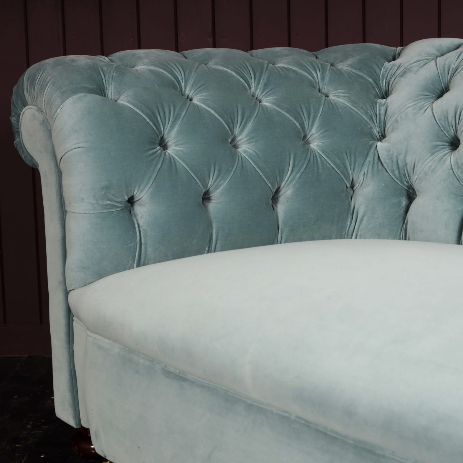 19TH CENTURY ROBERT STRAHAN & CO. CHESTERFIELD SOFA