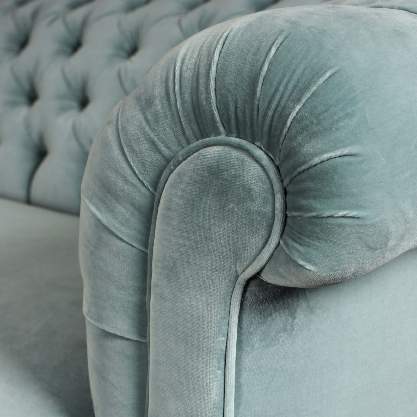 19TH CENTURY ROBERT STRAHAN & CO. CHESTERFIELD SOFA