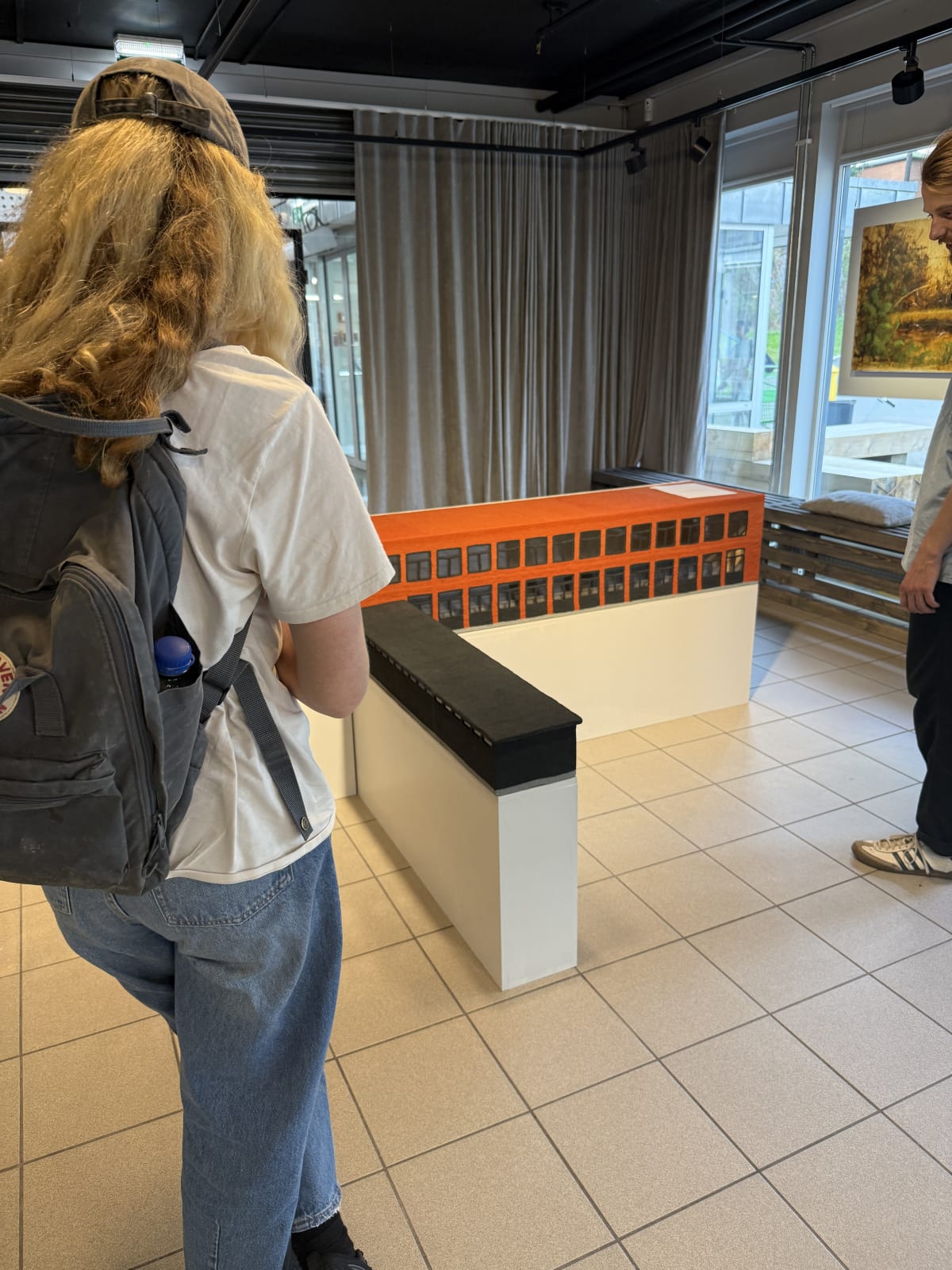 Eli H Eines sitt heklede verk "Tveita skole - B-blokka"