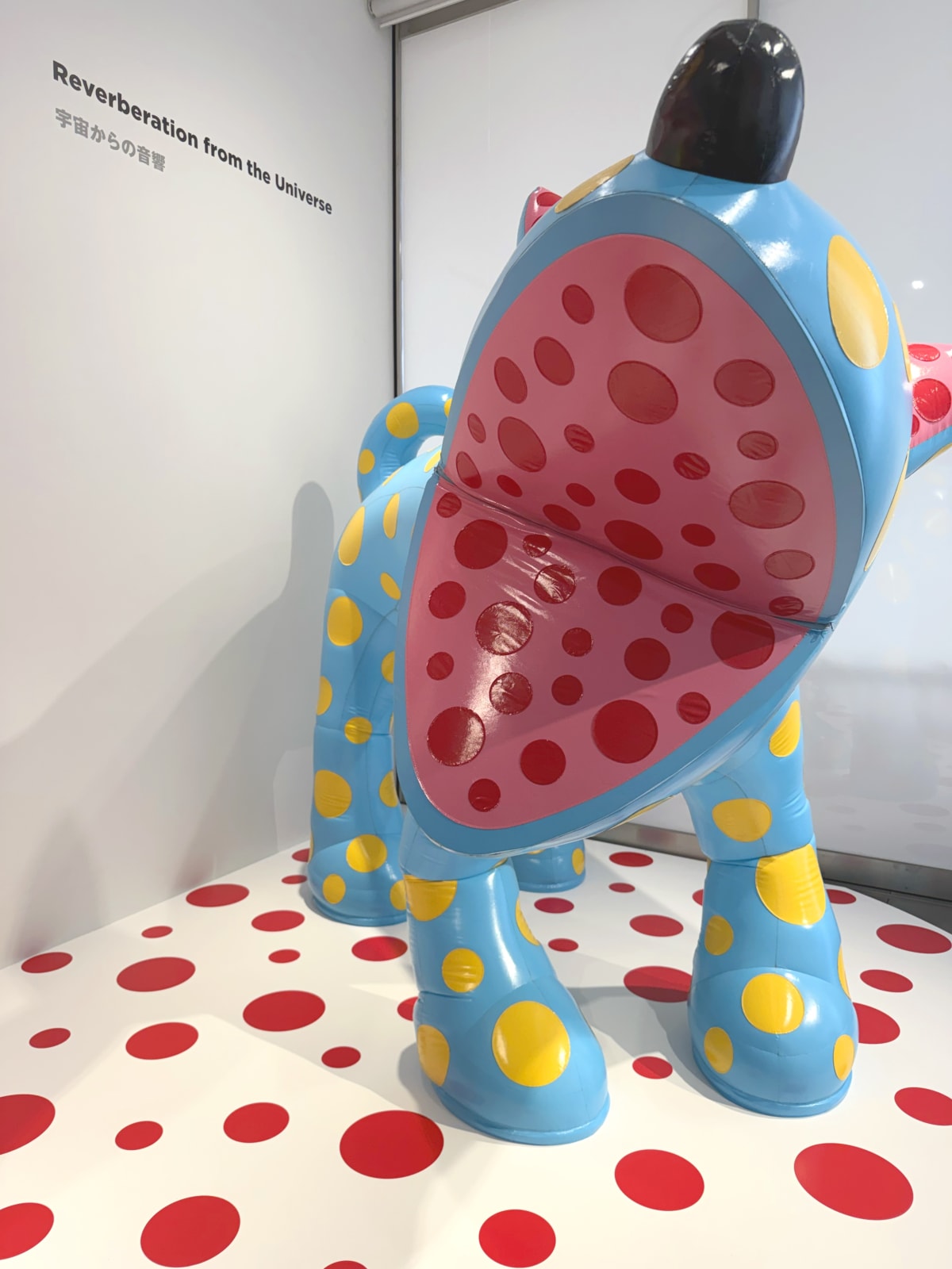 Blow-up sculpture of a dog at the entrance to the exhibition. © OSME Fine Art 2025