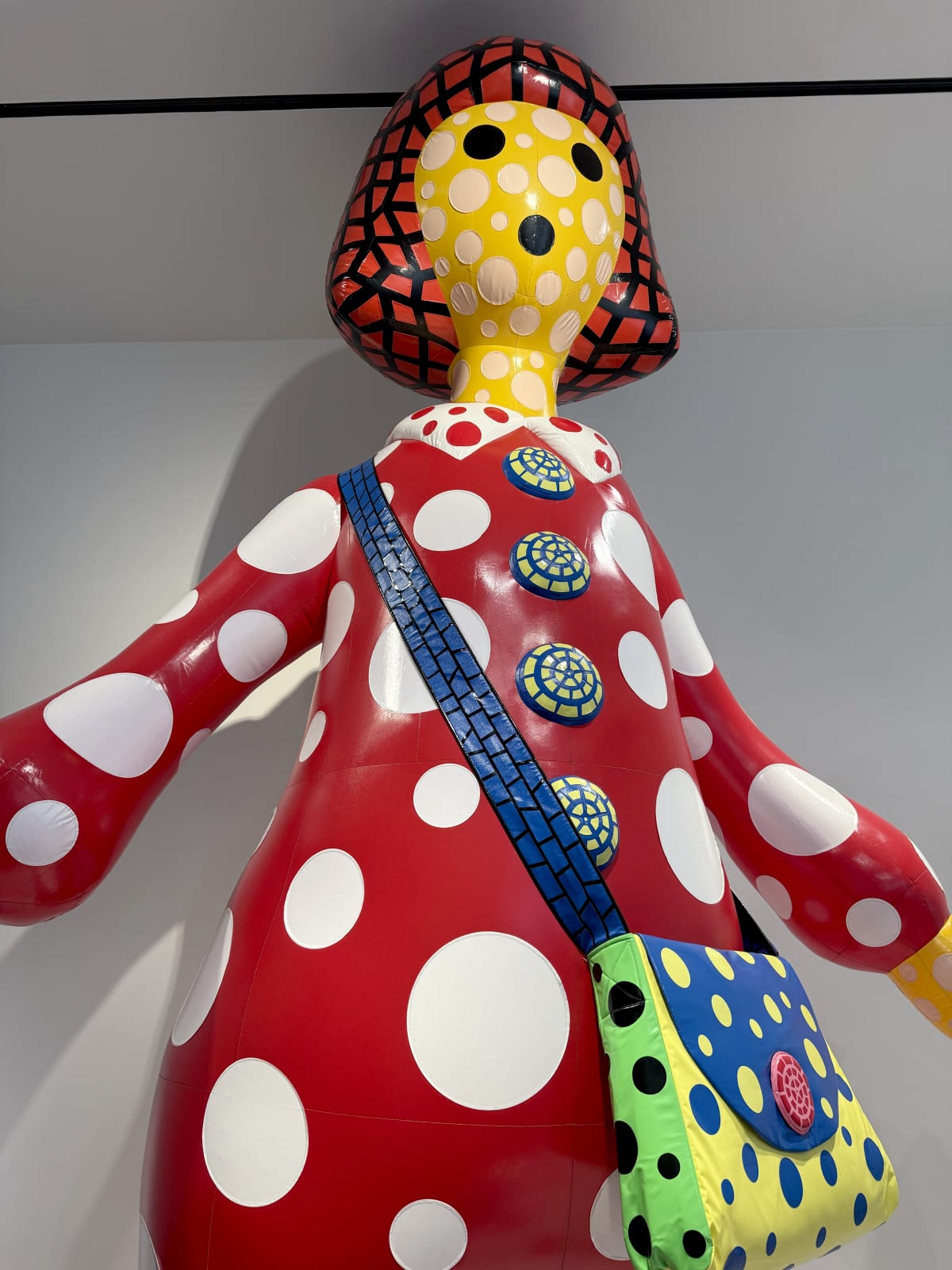 Blow-up sculpture of Yayoi Kusama at the exhibition entrance. ©OSME Fine Art 2025