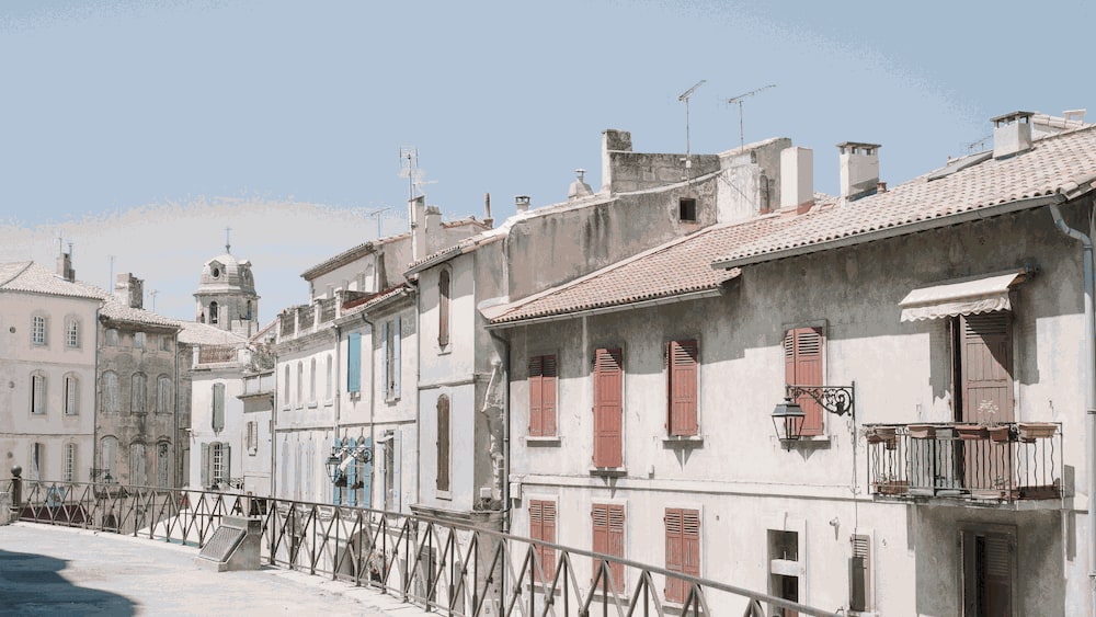 Walking in Arles through its ancient monuments is amazing.