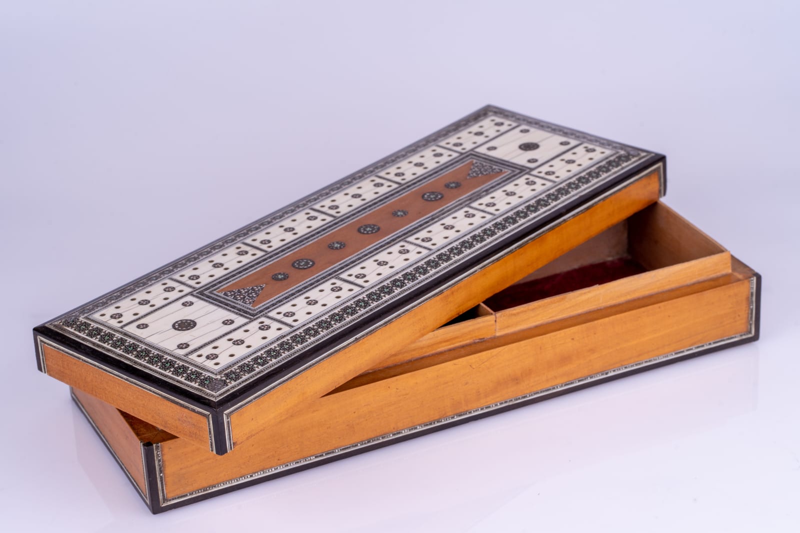 An Anglo Indian Sadeli cribbage games box, c. 1860