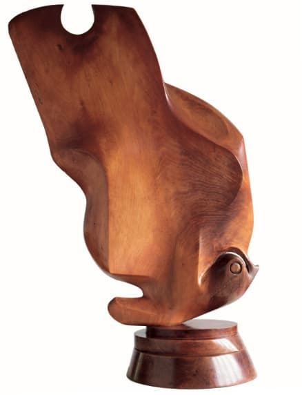 Gertrude Hermes (1901-1983) Butterfly 1937 Walnut 73.7 × 58.4 cm (with circular base of 11.4 × 30 cm) Private Collection © Judith Russell of the Gertrude Hermes Estate To see and discover more about this artist click here