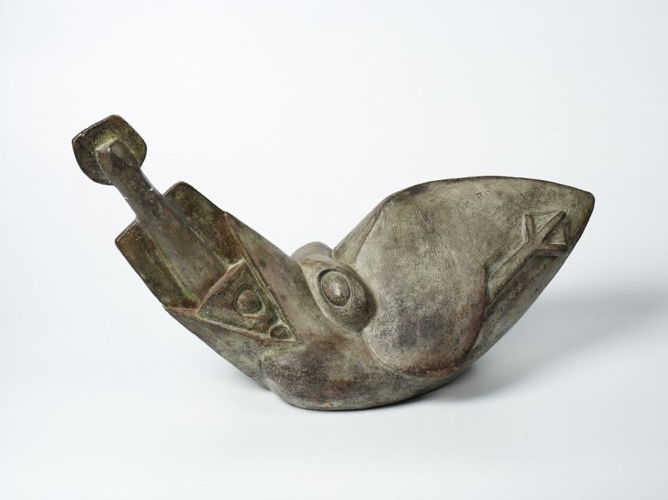 Henri Gaudier-Brzeska (1891-1915) Bird Swallowing a Fish 1914 Bronze 31 × 60 × 29 cm Kettle's Yard, University of Cambridge To see and discover more about this artist click here