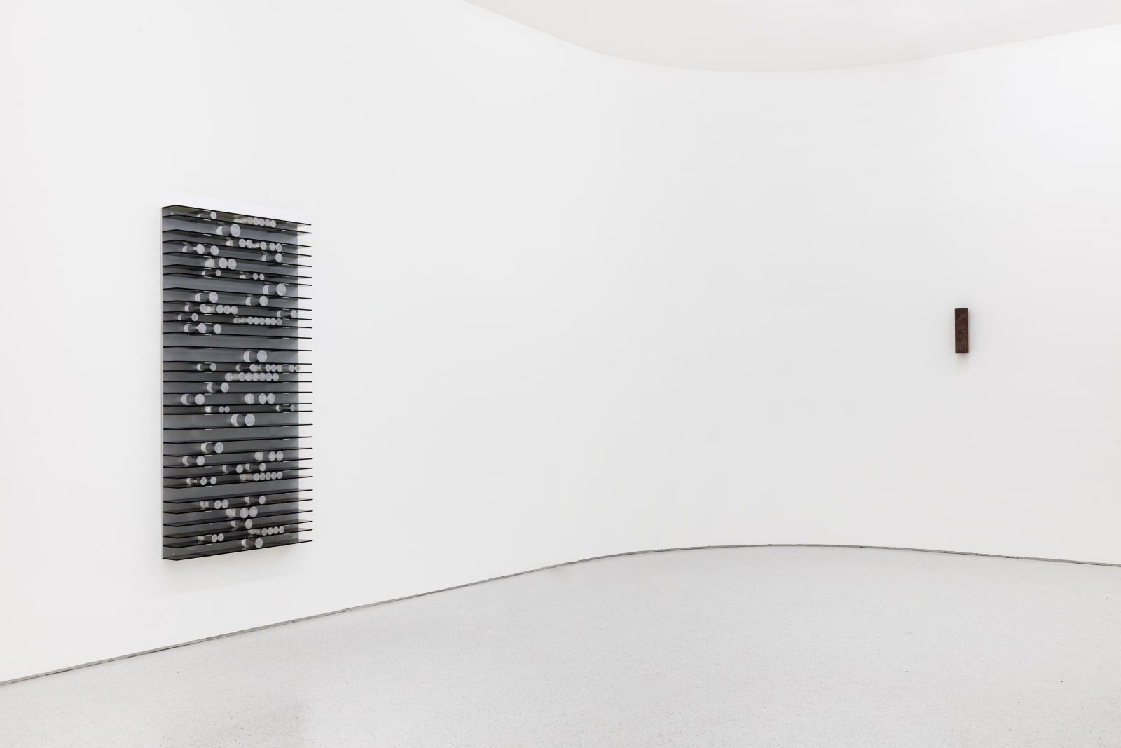 Installation view of “Alice Wang: The Touching Touched,” UCCA Dune, 2023. Courtesy UCCA Center for Contemporary Art. “王凝慧：触之可觉”展览现场，UCCA沙丘美术馆，2023。图片由UCCA尤伦斯当代艺术中心提供。