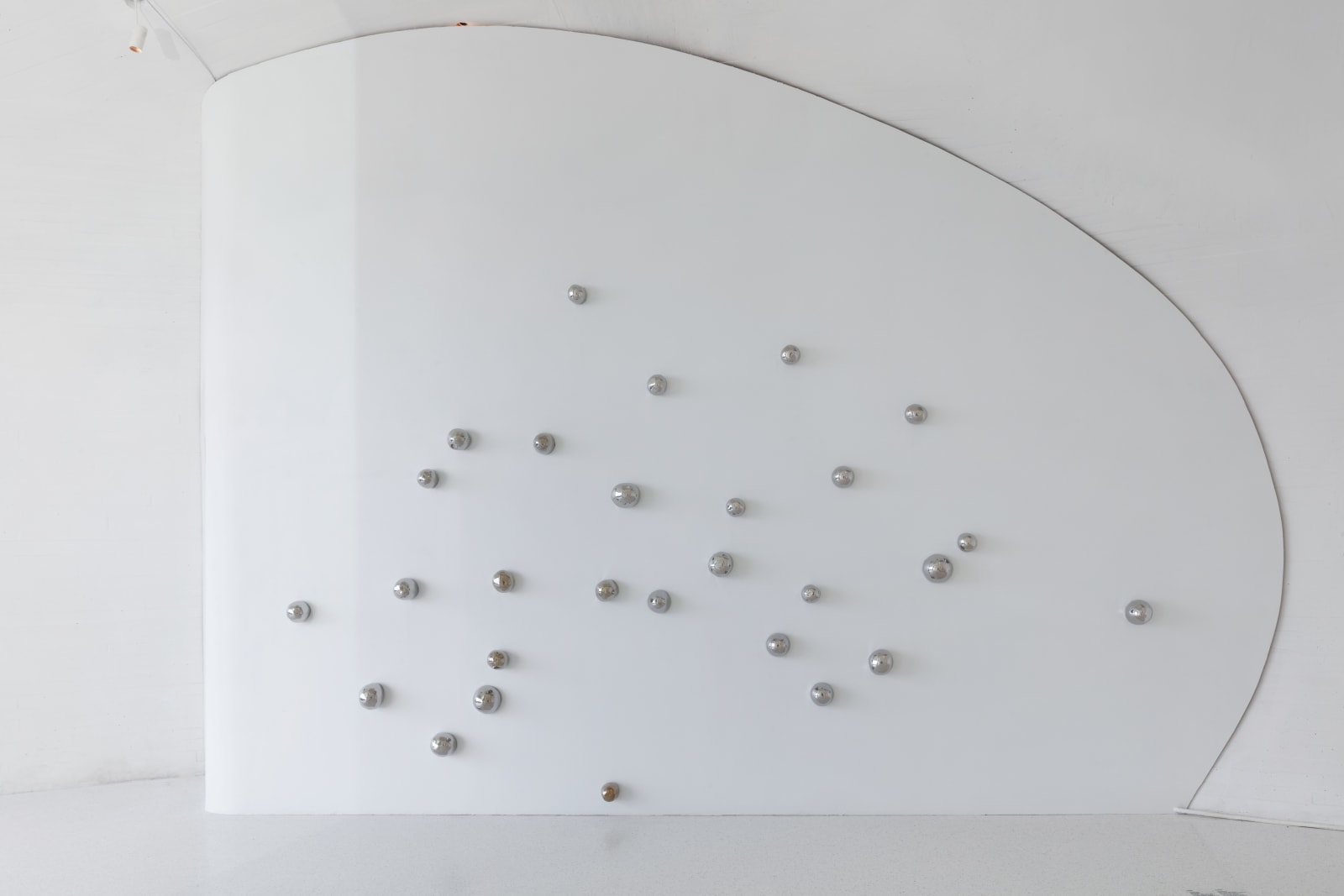 Installation view of “Alice Wang: The Touching Touched,” UCCA Dune, 2023. Courtesy UCCA Center for Contemporary Art. “王凝慧：触之可觉”展览现场，UCCA沙丘美术馆，2023。图片由UCCA尤伦斯当代艺术中心提供。