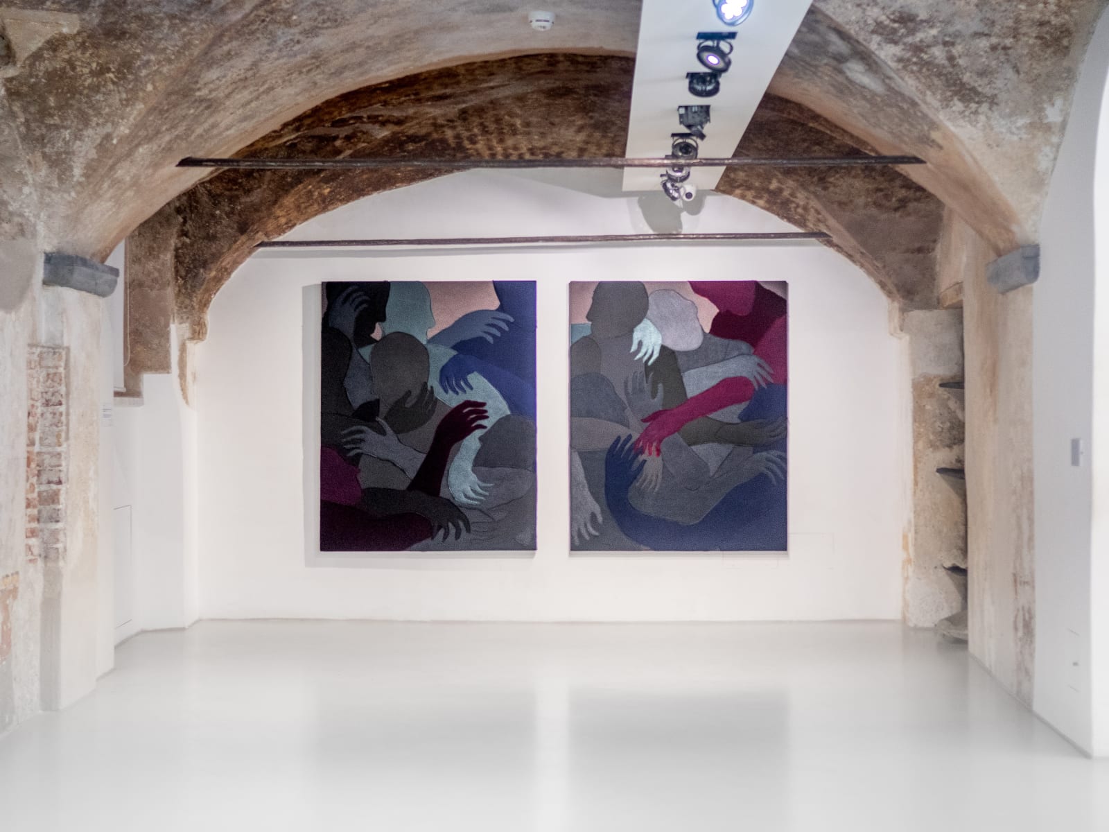 Essere uno. Tessuti e ceramiche di Alessandro Teoldi, veduta della mostra, Savona, 2024, Ph. Claudio Pagnacco