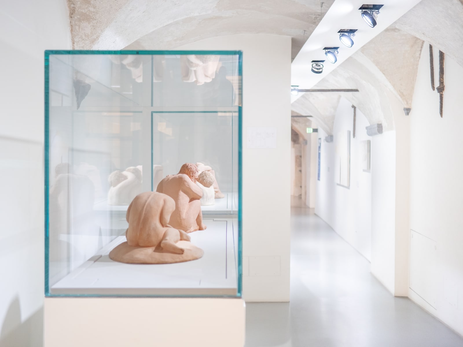 Essere uno. Tessuti e ceramiche di Alessandro Teoldi, veduta della mostra, Savona, 2024, Ph. Claudio Pagnacco