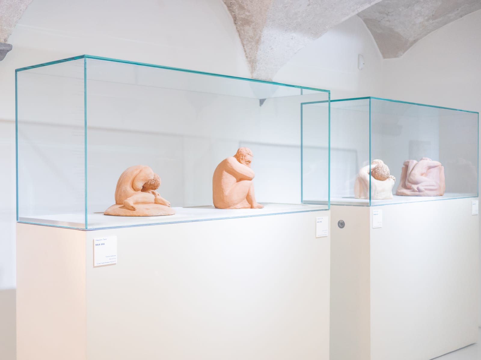 Essere uno. Tessuti e ceramiche di Alessandro Teoldi, veduta della mostra, Savona, 2024, Ph. Claudio Pagnacco