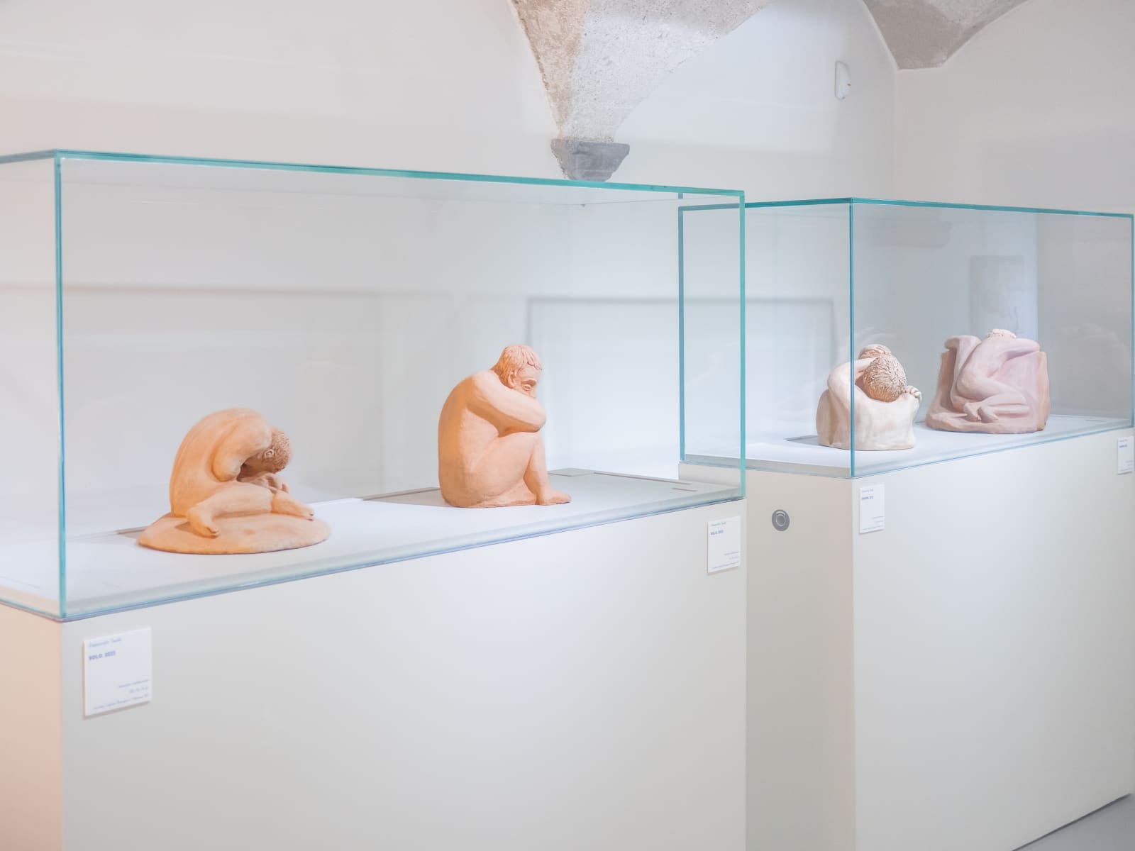 Essere uno. Tessuti e ceramiche di Alessandro Teoldi, veduta della mostra, Savona, 2024, Ph. Claudio Pagnacco