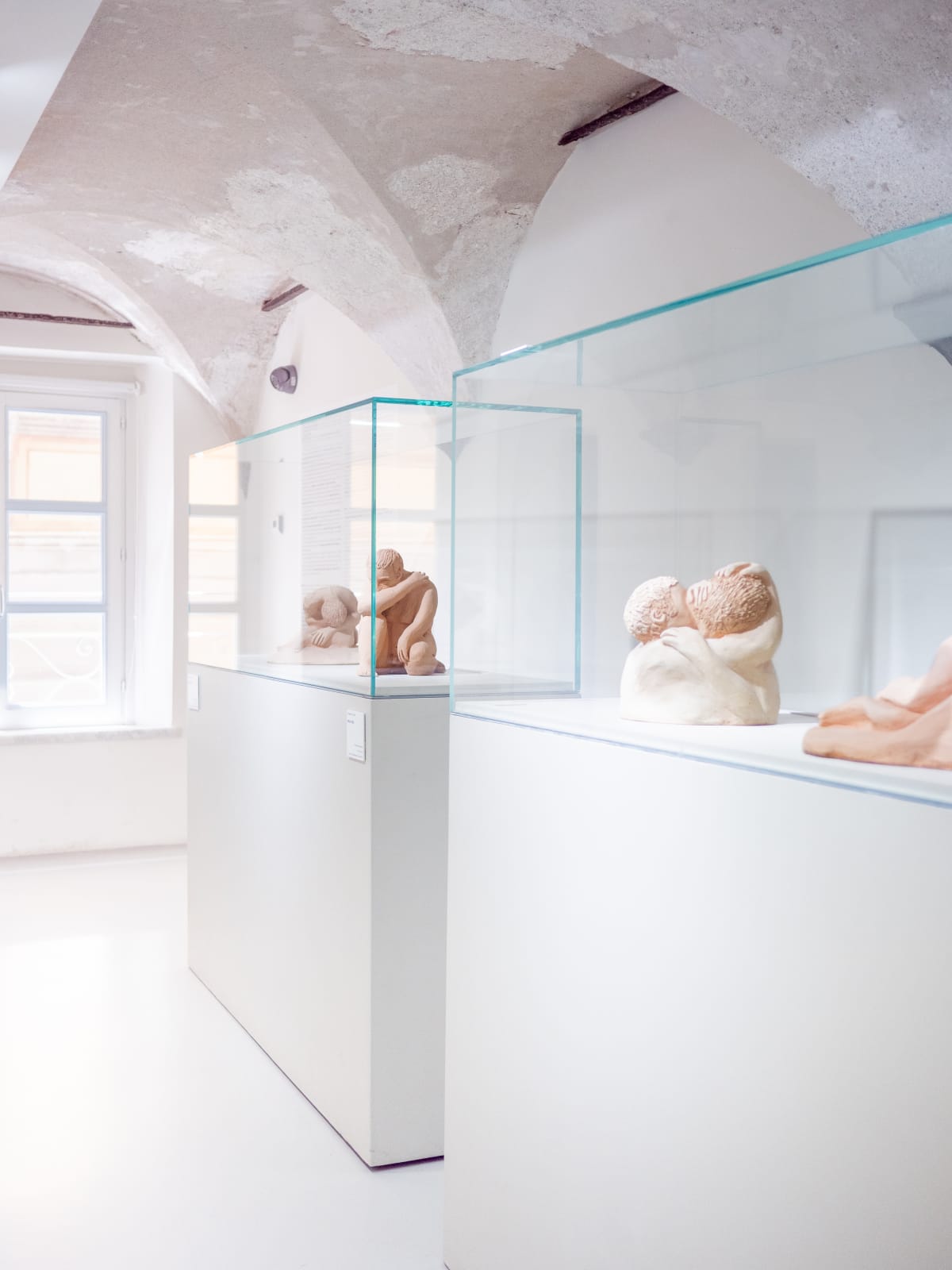 Essere uno. Tessuti e ceramiche di Alessandro Teoldi, veduta della mostra, Savona, 2024, Ph. Claudio Pagnacco
