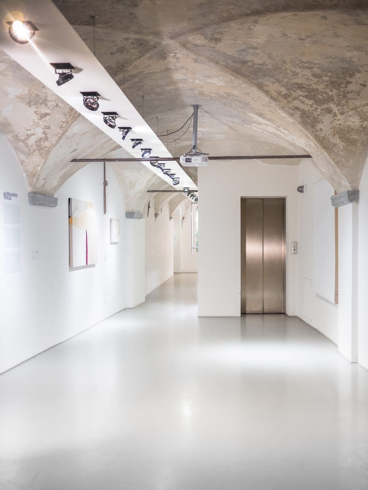 Essere uno. Tessuti e ceramiche di Alessandro Teoldi, veduta della mostra, Savona, 2024, Ph. Claudio Pagnacco