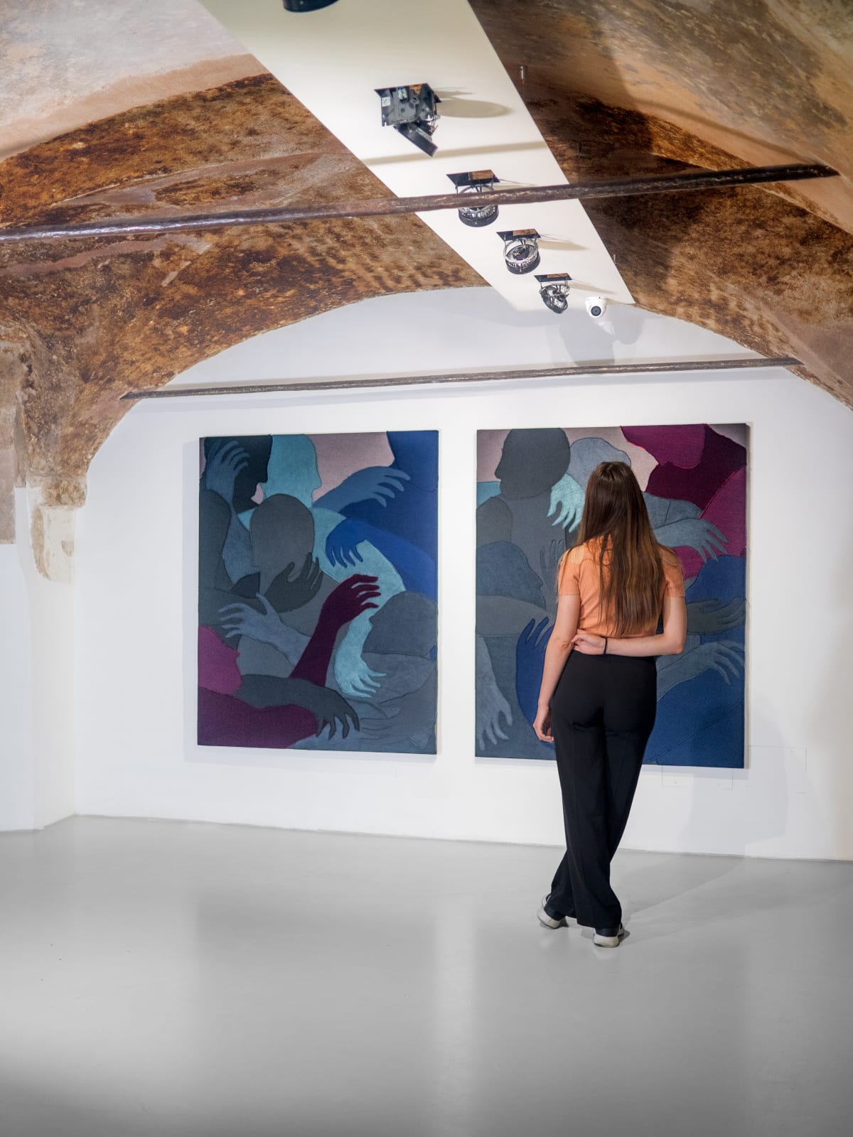 Essere uno. Tessuti e ceramiche di Alessandro Teoldi, veduta della mostra, Savona, 2024, Ph. Claudio Pagnacco