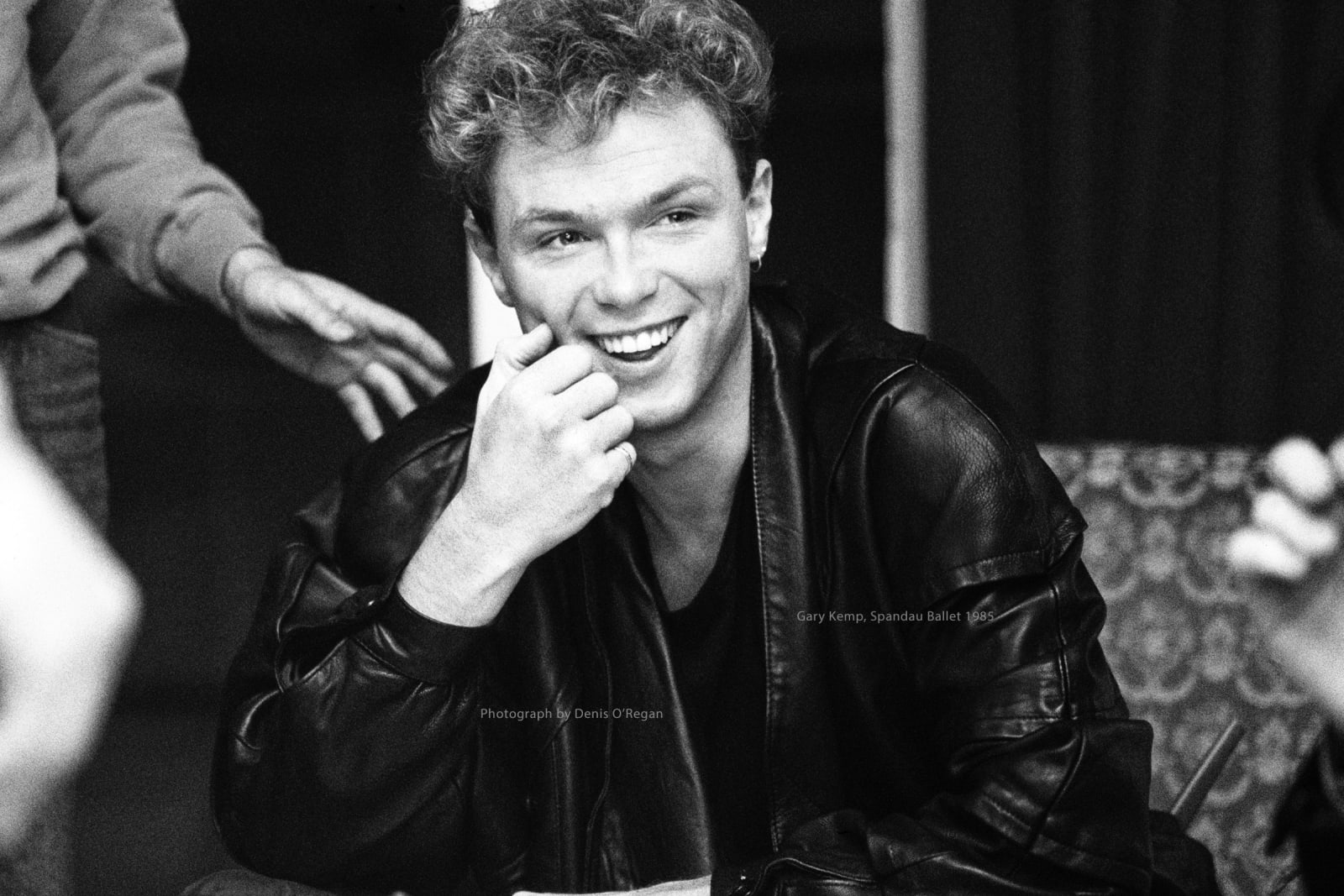 SPANDAU BALLET, Gary Kemp backstage, 1985