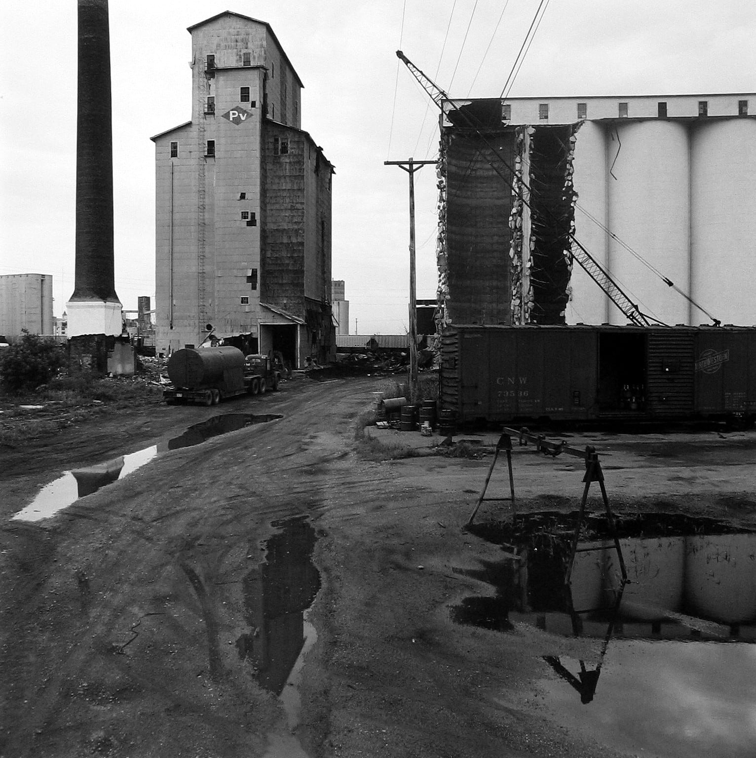 Frank Gohlke, Grain elevator being demolished, Minneapolis, 1977