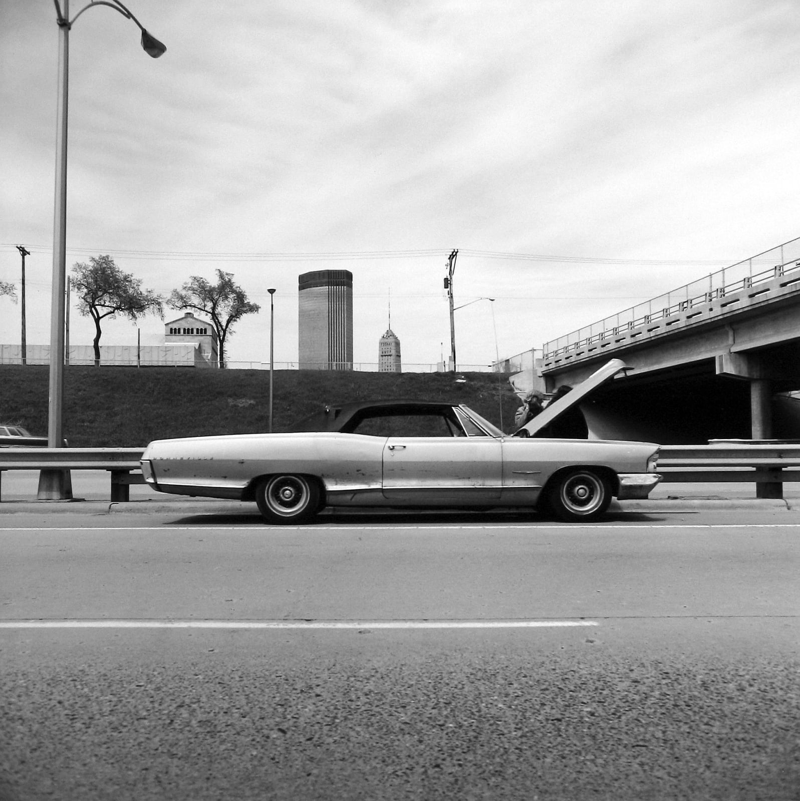 Frank Gohlke, Car stopped on freeway - Minneapolis, 1974