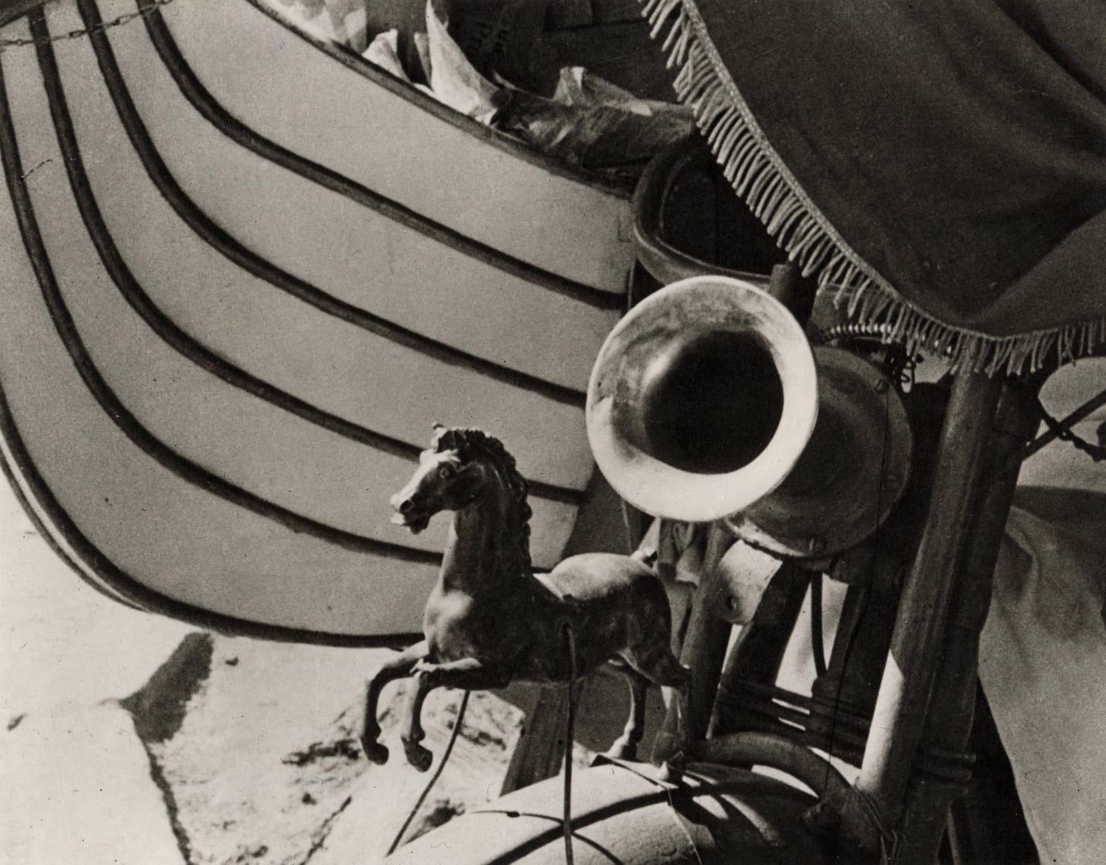 Manuel Álvarez Bravo, Caballito de carro de helados / Little Horse on the Ice Cream Car, c. 1930