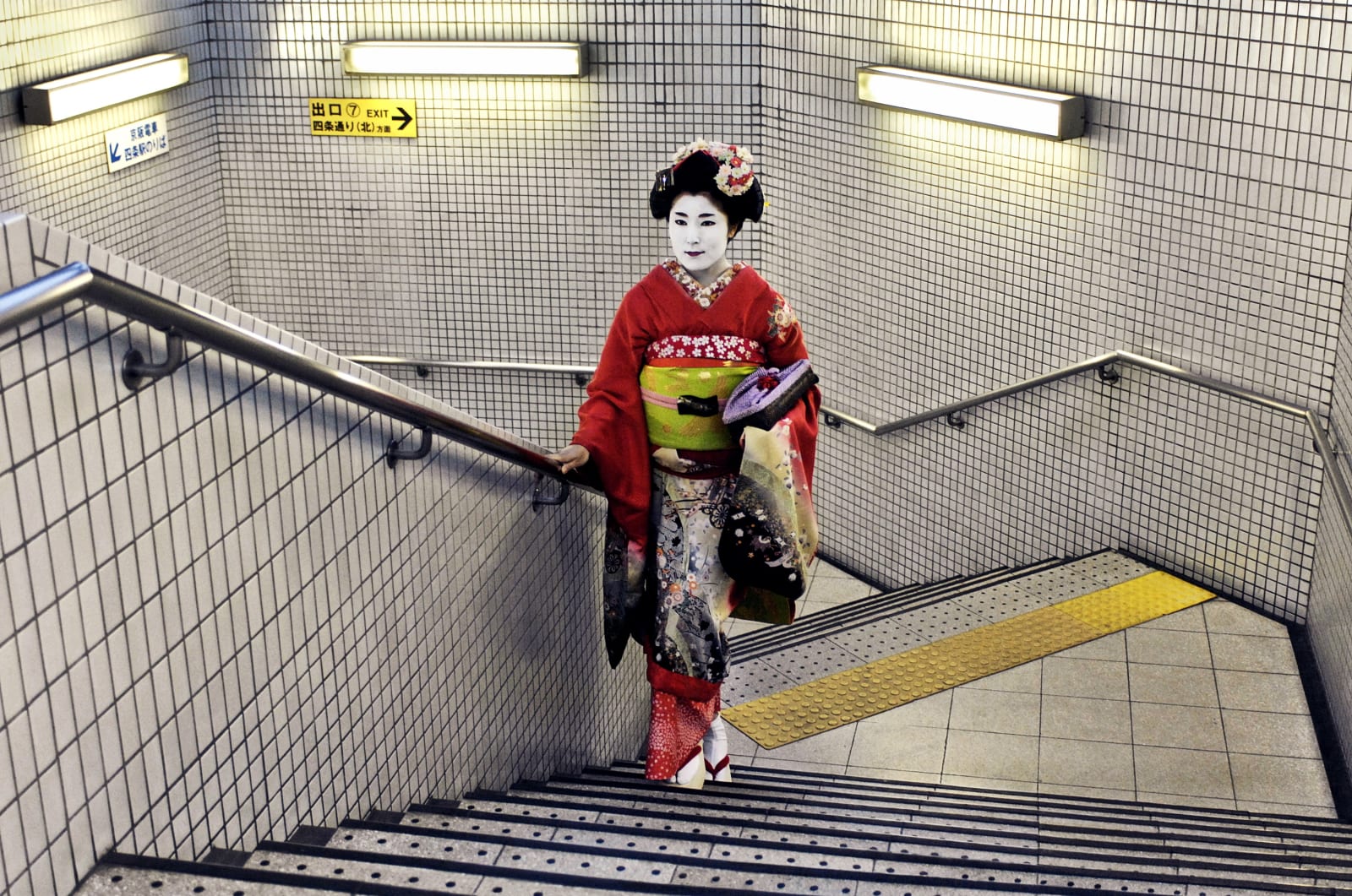 Steve McCurry, Geisha in Subway, Kyoto, Japan, 2007