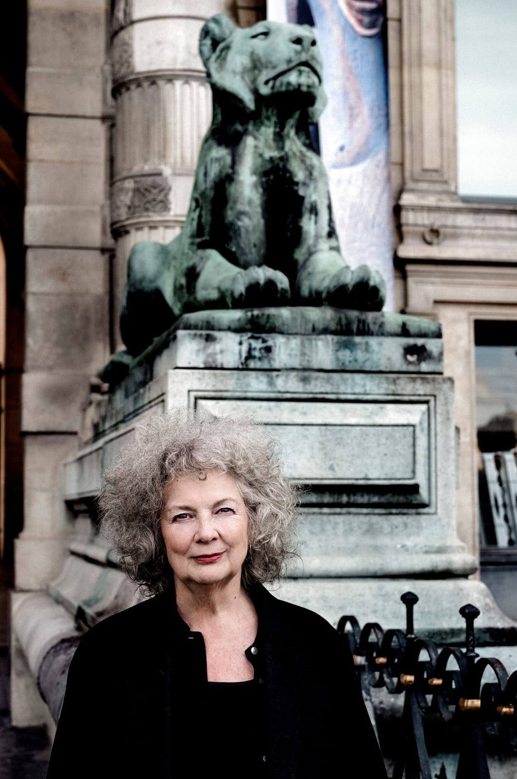 Marlene Dumas in front of the Porte des Lions at the musée du Louvre 2025 © Anton Corbijn