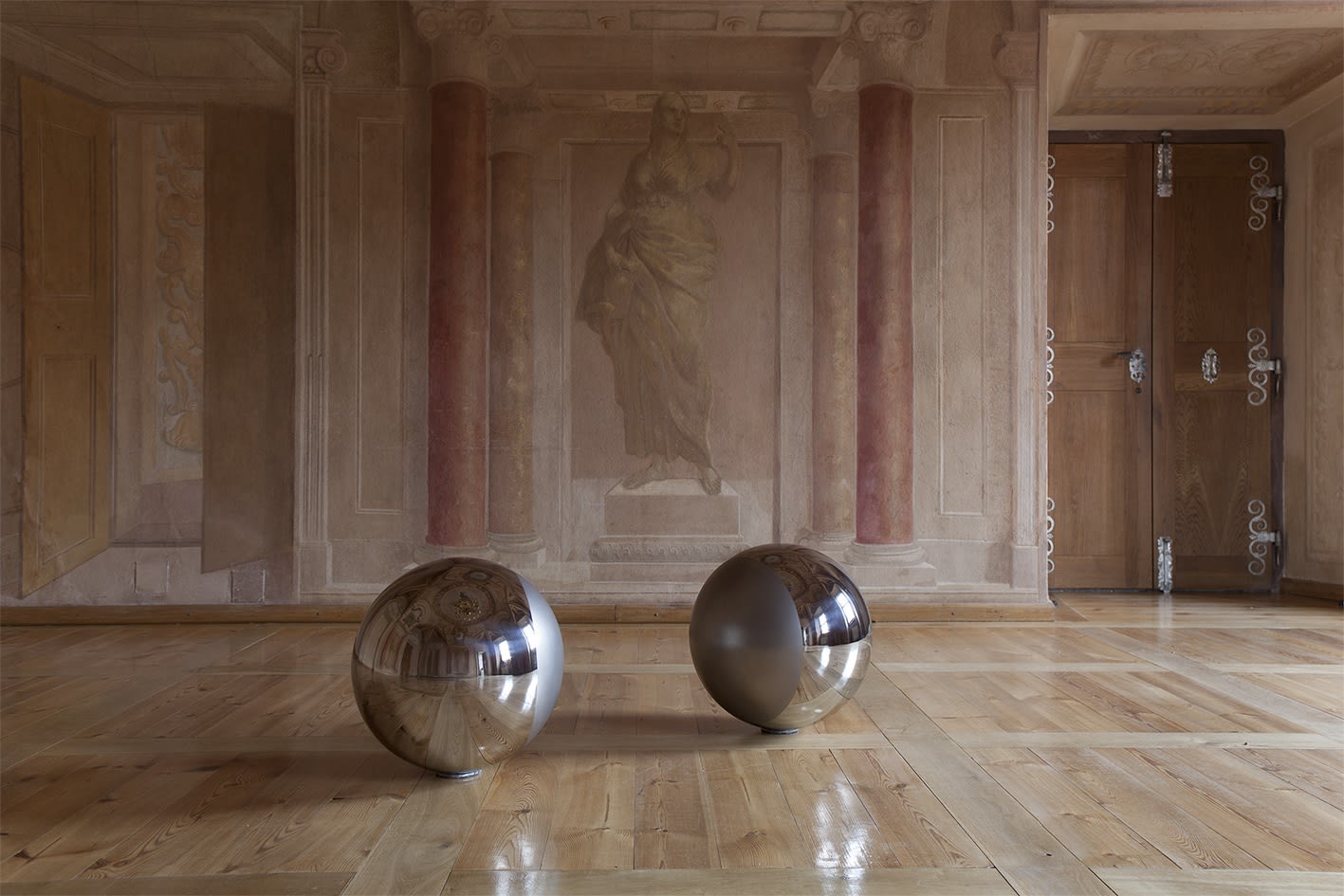 Vladimir SKODA, Réflexion binaire, 1997, deux éléments, acier inox poli partiellement grenaillé, Ø 55 cm chacun