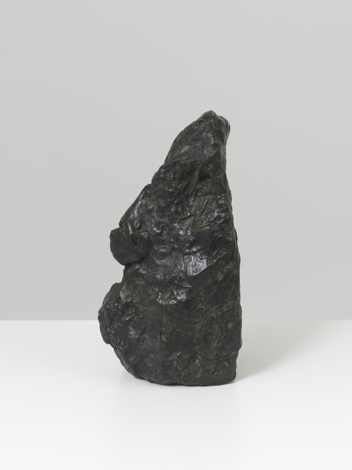 William Tucker, Mask for Edwin, 2022, Bronze, 27.9 x 12.7 x 10.2 cm All images : © William Tucker, Courtesy LGDR